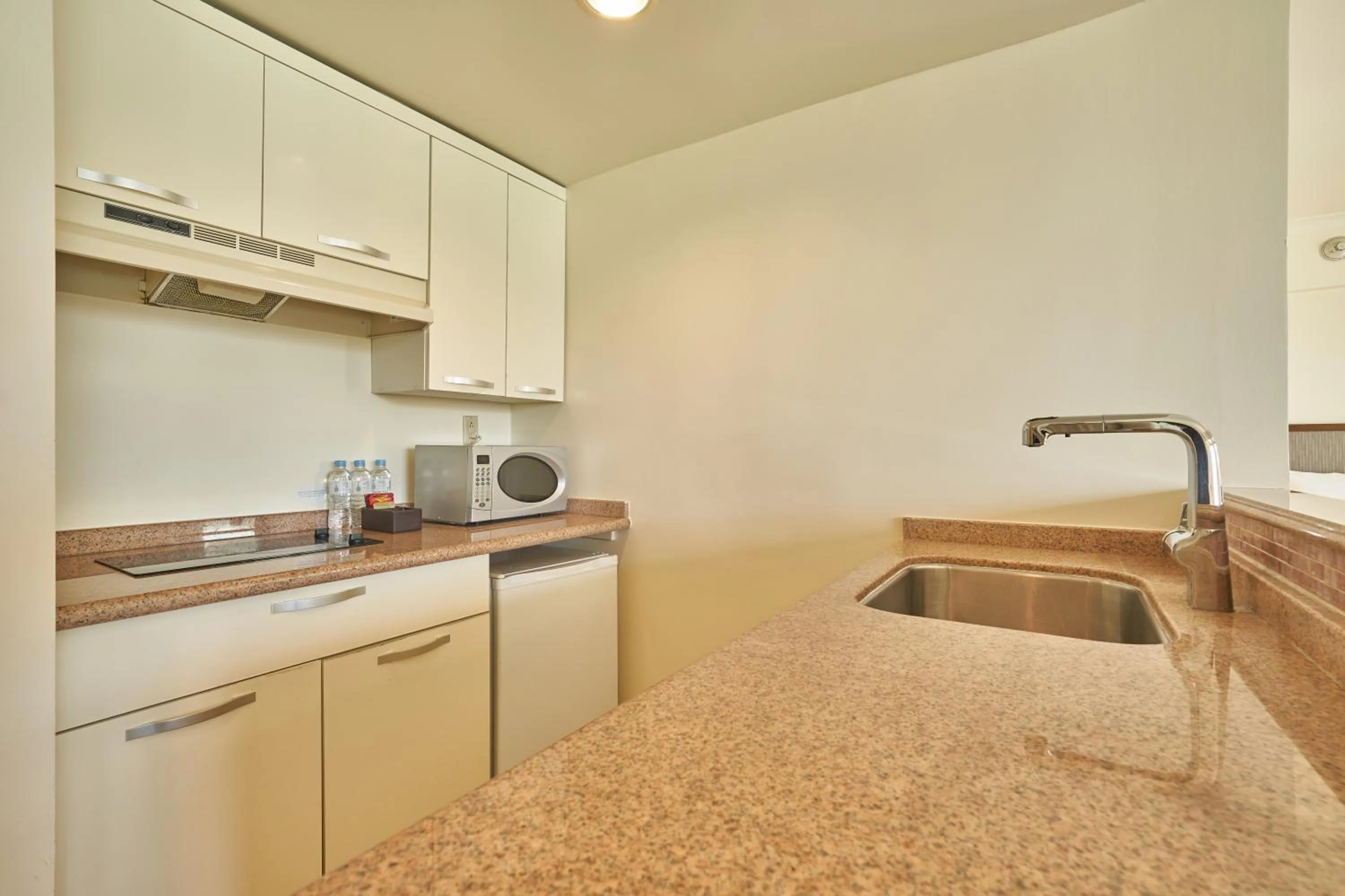 Kitchen or kitchenette in Lotte Hotel Guam