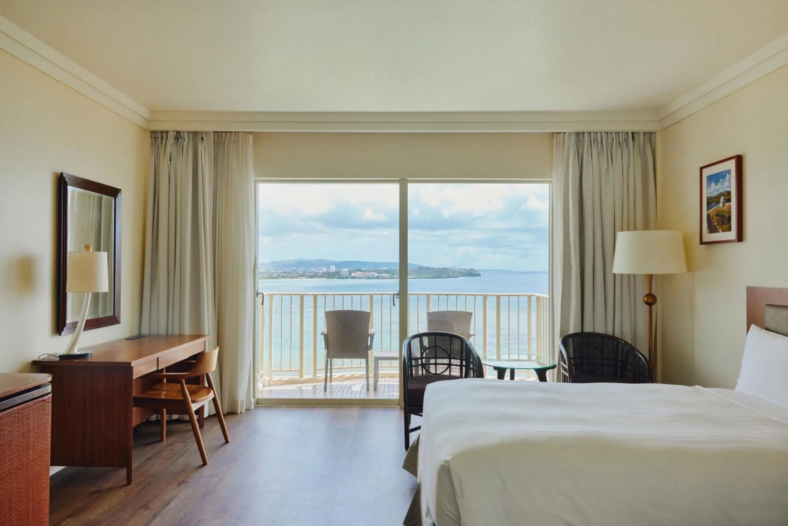 Bedroom, Bed in Lotte Hotel Guam