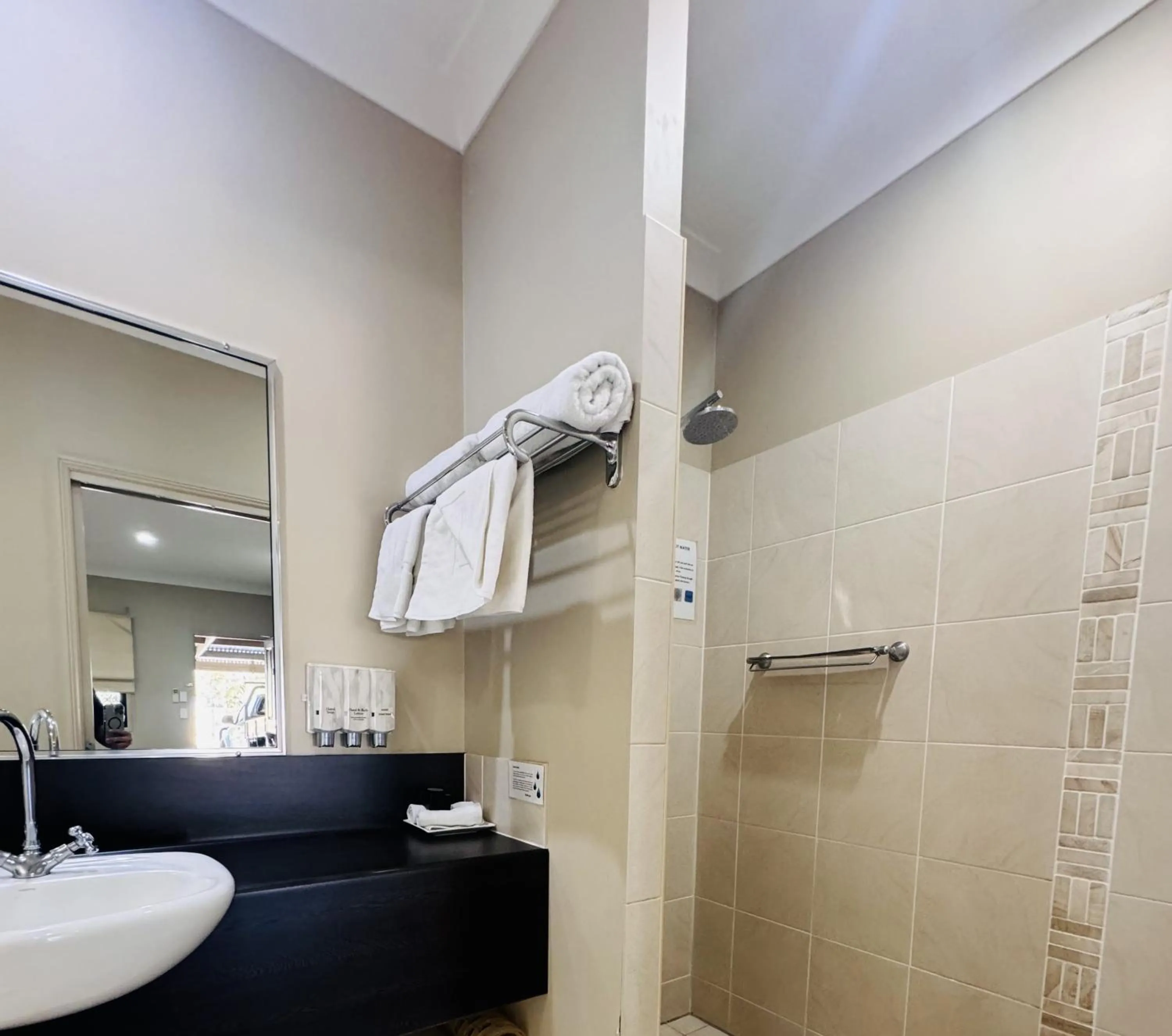 Shower in Best Western Bungil Creek Motel