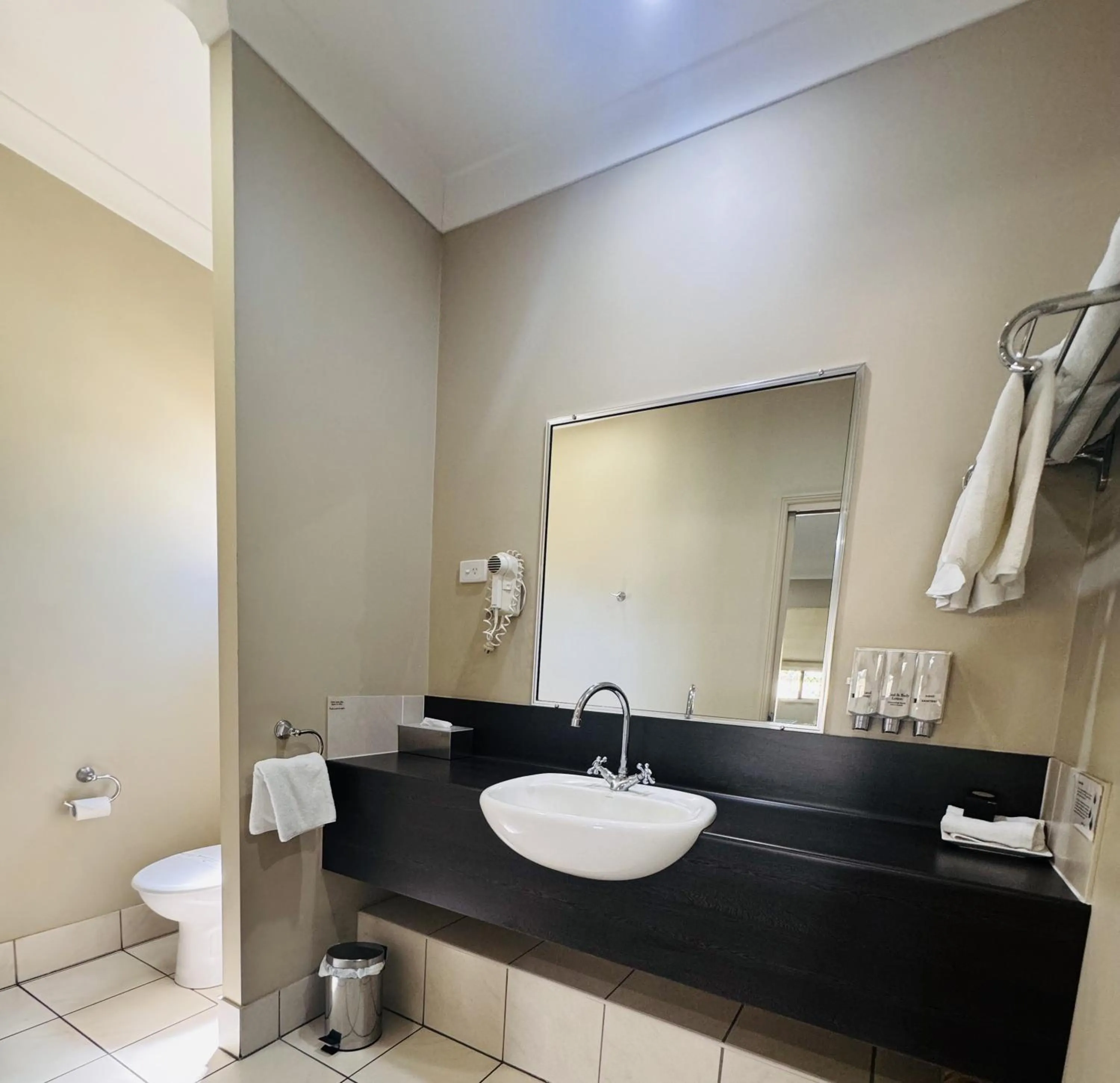 Toilet in Best Western Bungil Creek Motel