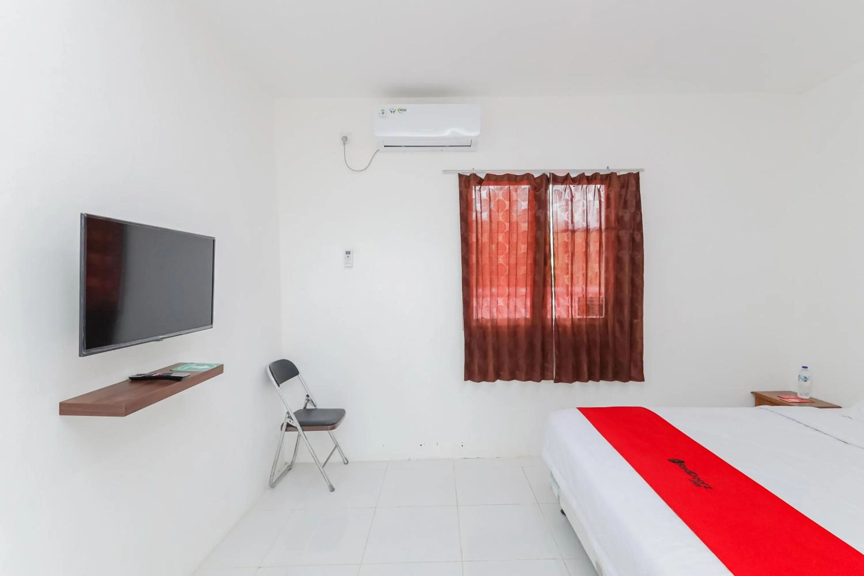 Bedroom, Bed in RedDoorz near RSUD Banten Serang