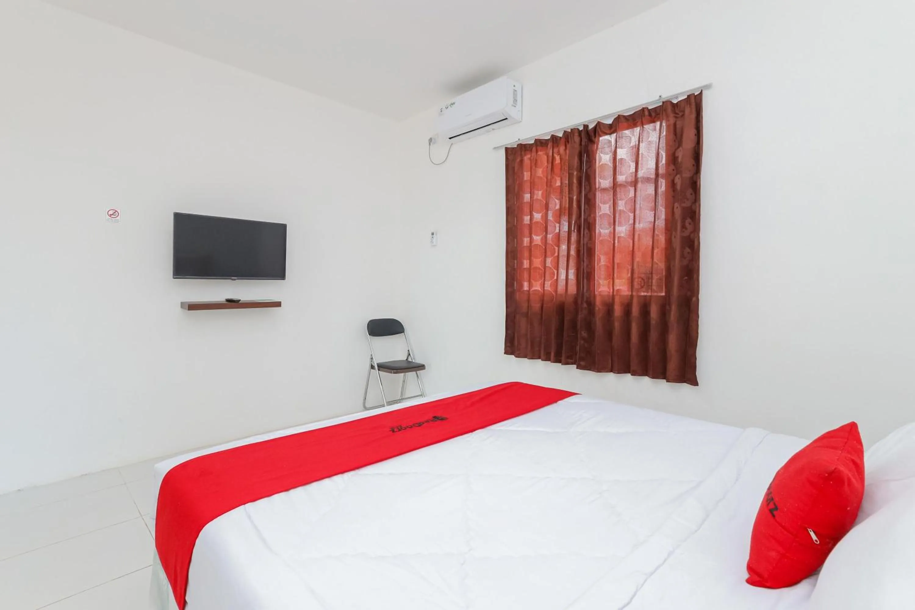 Bedroom, Bed in RedDoorz near RSUD Banten Serang