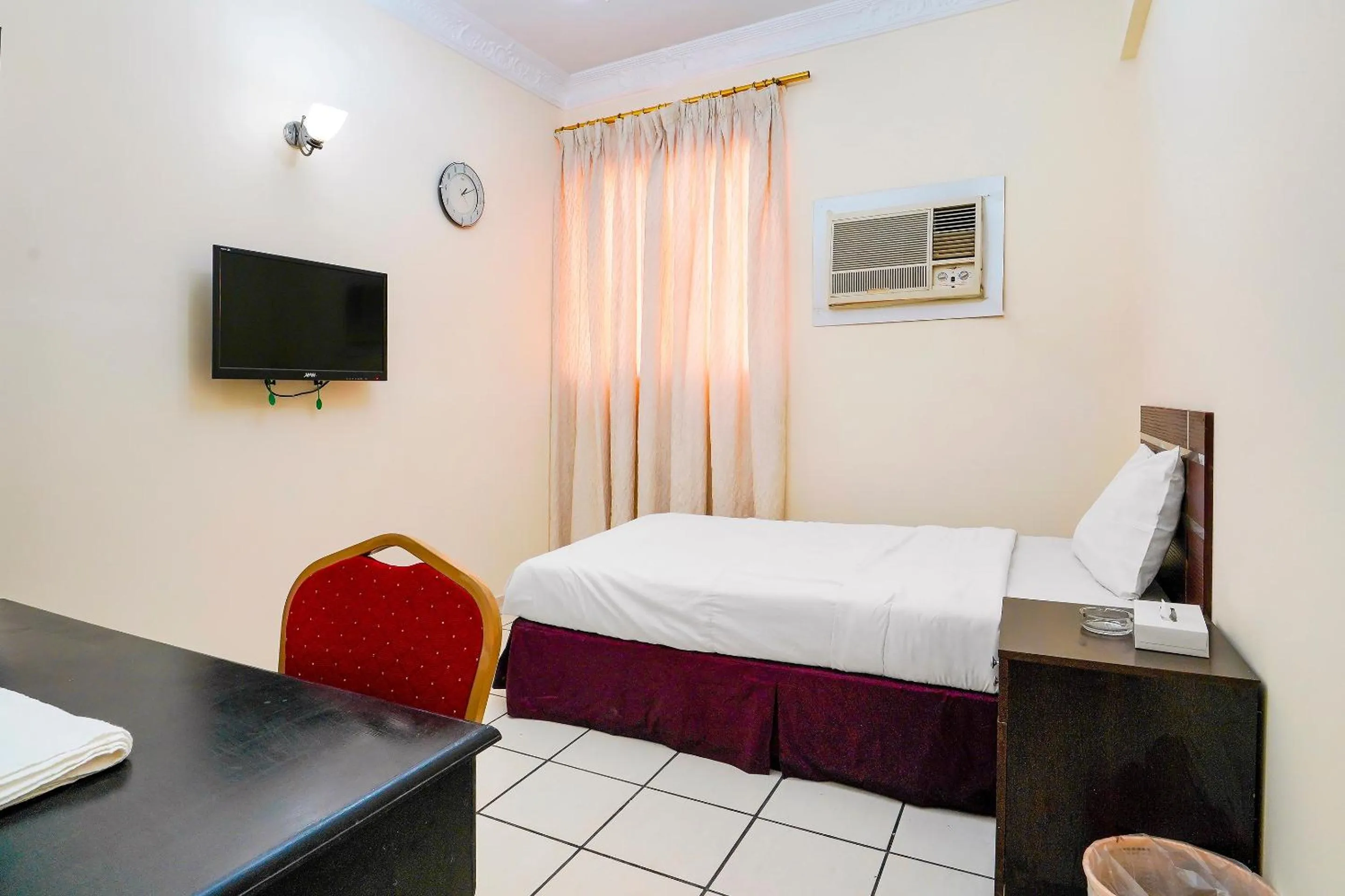 Bedroom, Bed in OYO 124 Al Salam Palace Hotel