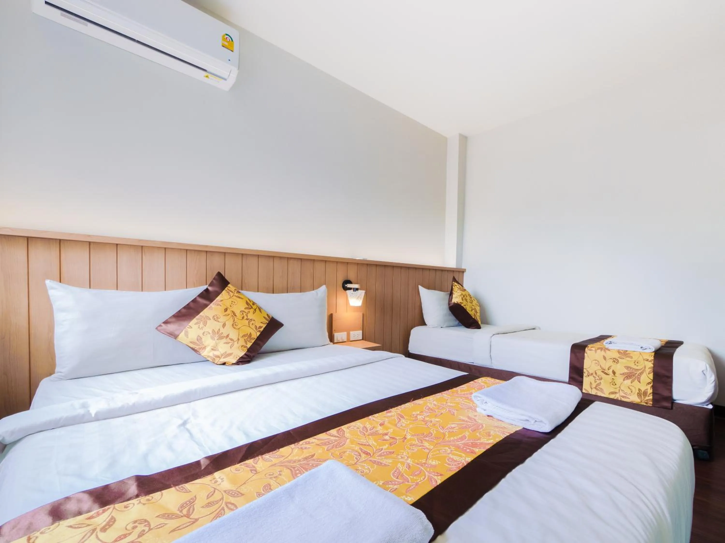 Photo of the whole room in Watergate City