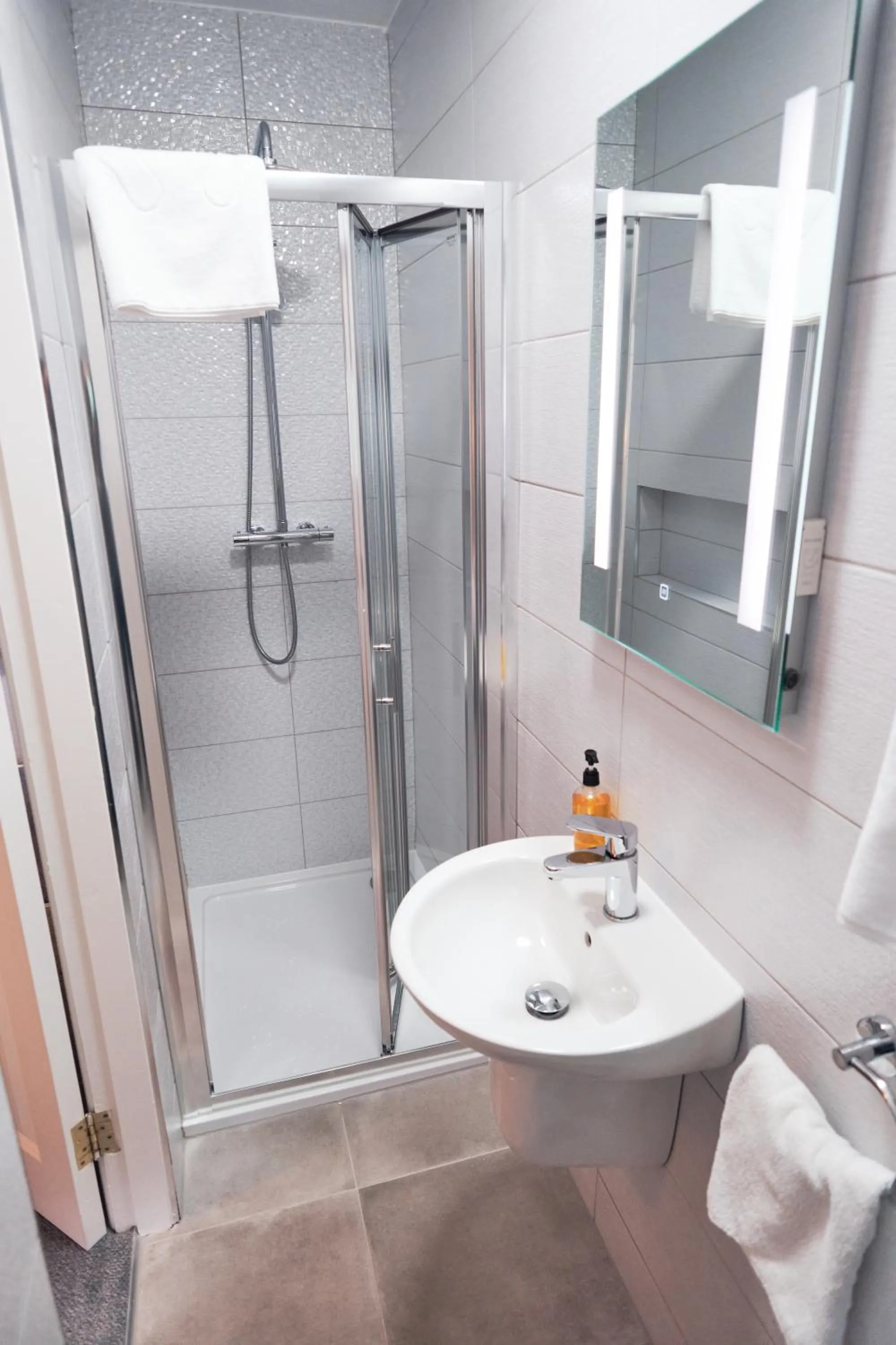 Shower in Murphy's Pub and Bed & Breakfast