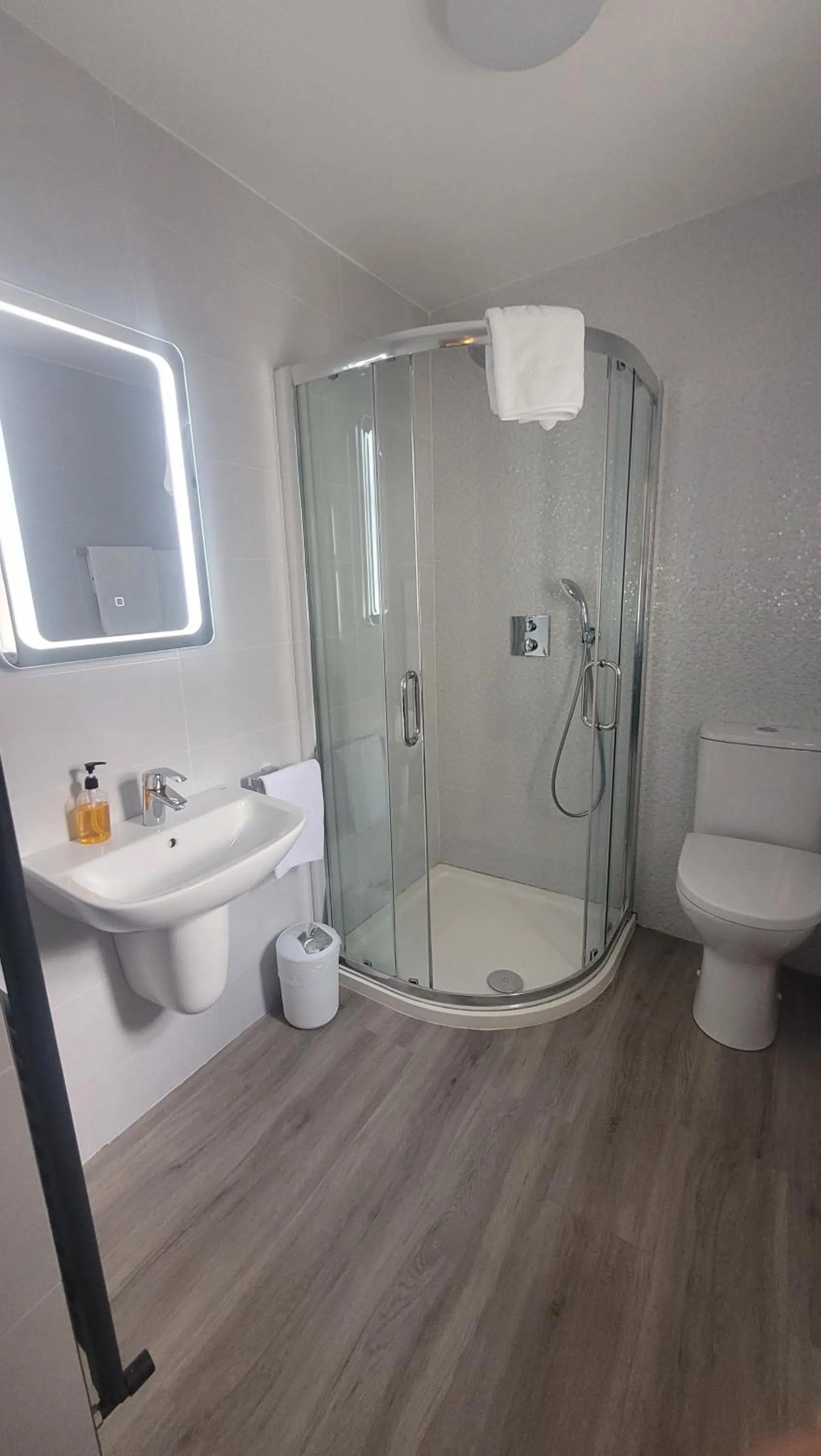 Shower in Murphy's Pub and Bed & Breakfast