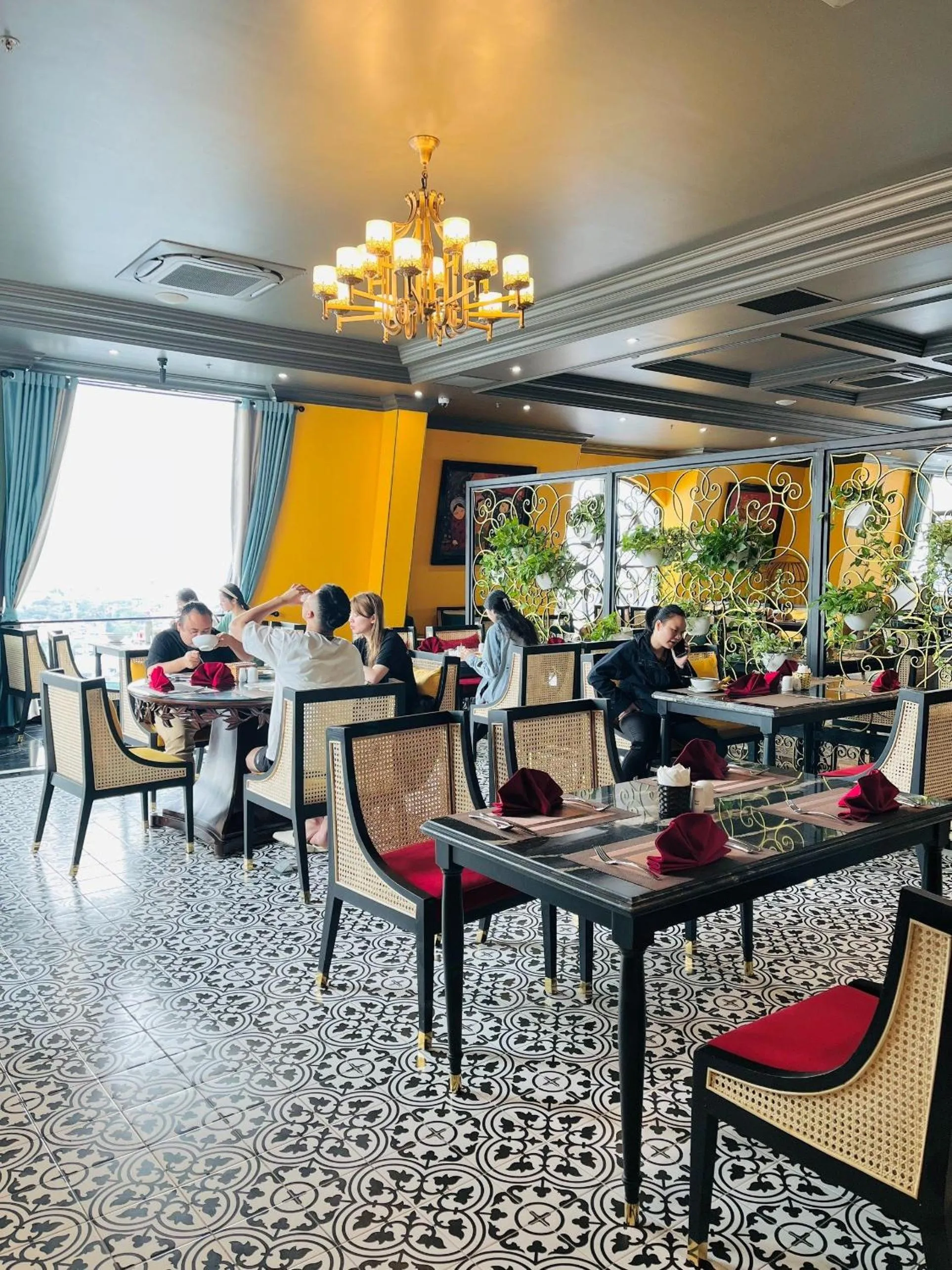 Restaurant/places to eat in MADELISE HOTEL&APARTMENT