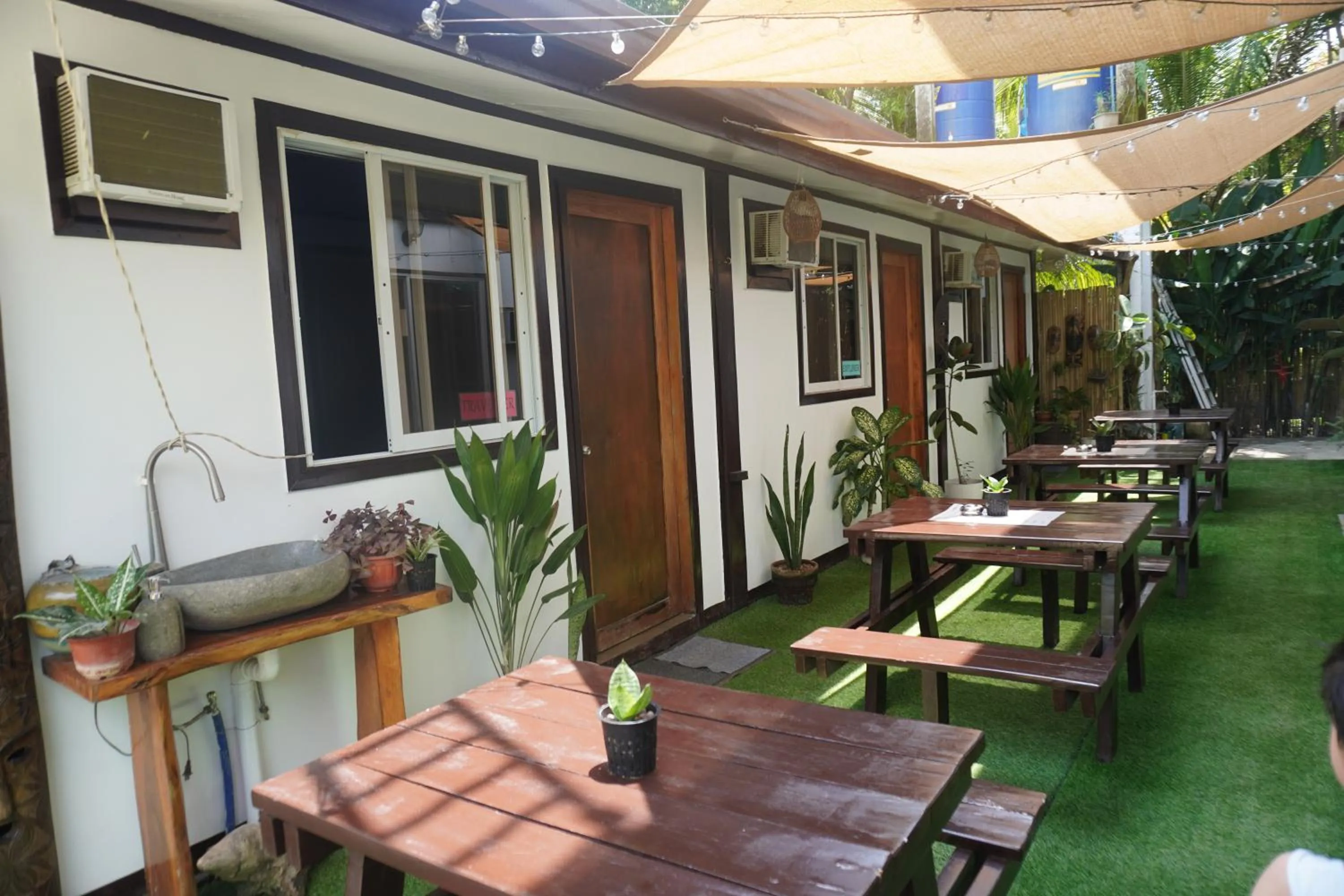 Seating area in Keira Backpackers