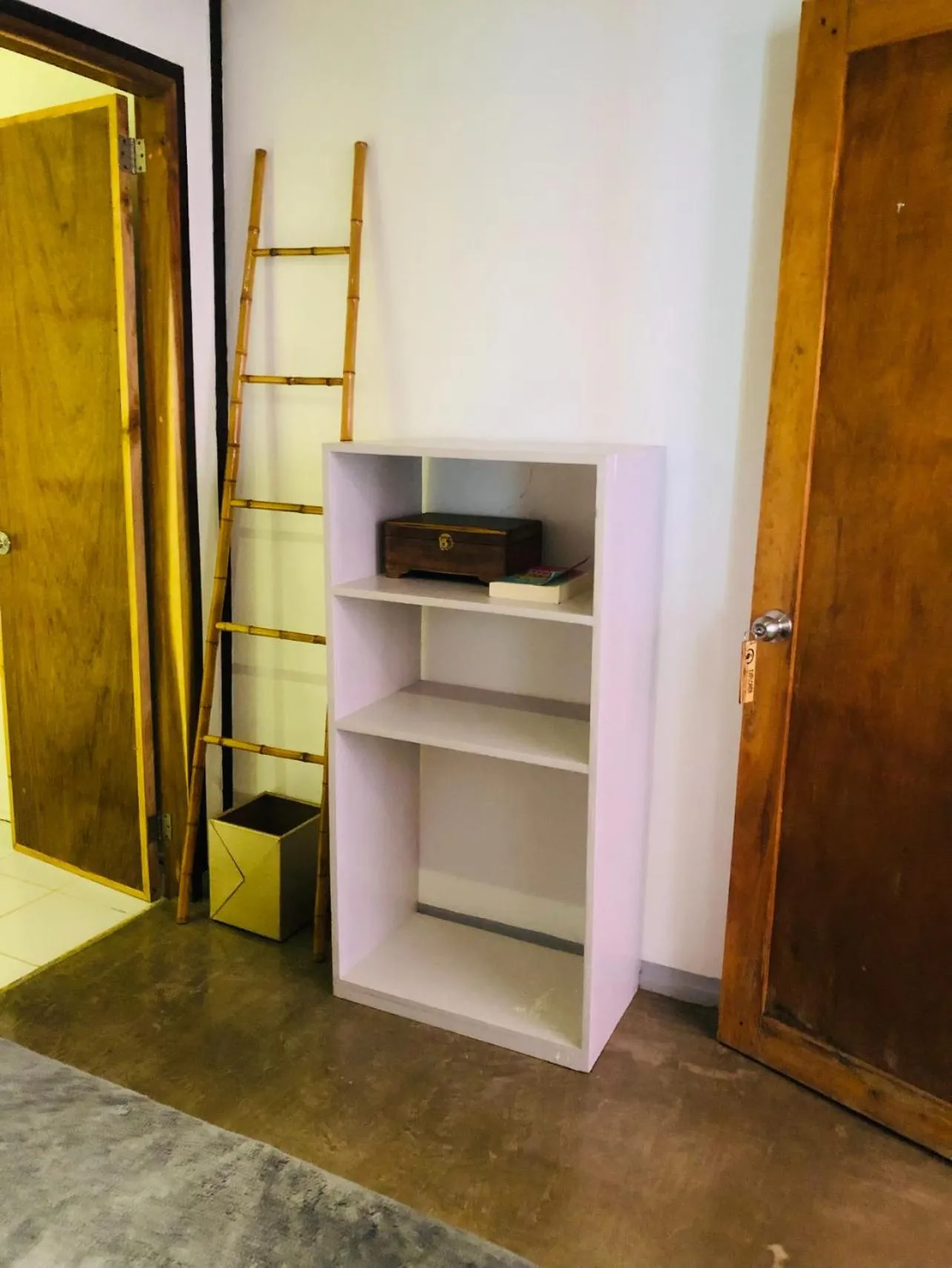 wardrobe in Keira Backpackers