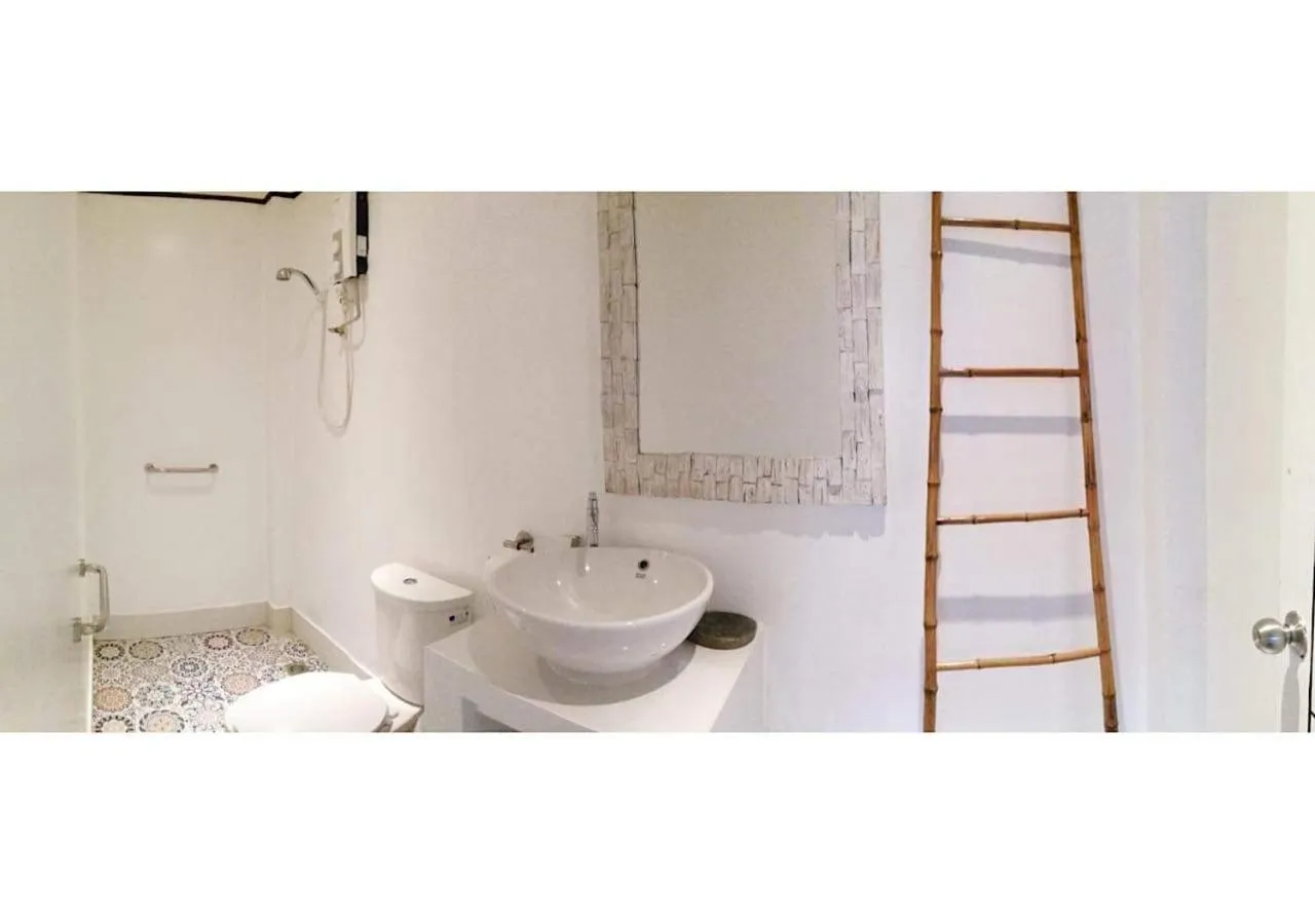 Bathroom in Keira Backpackers