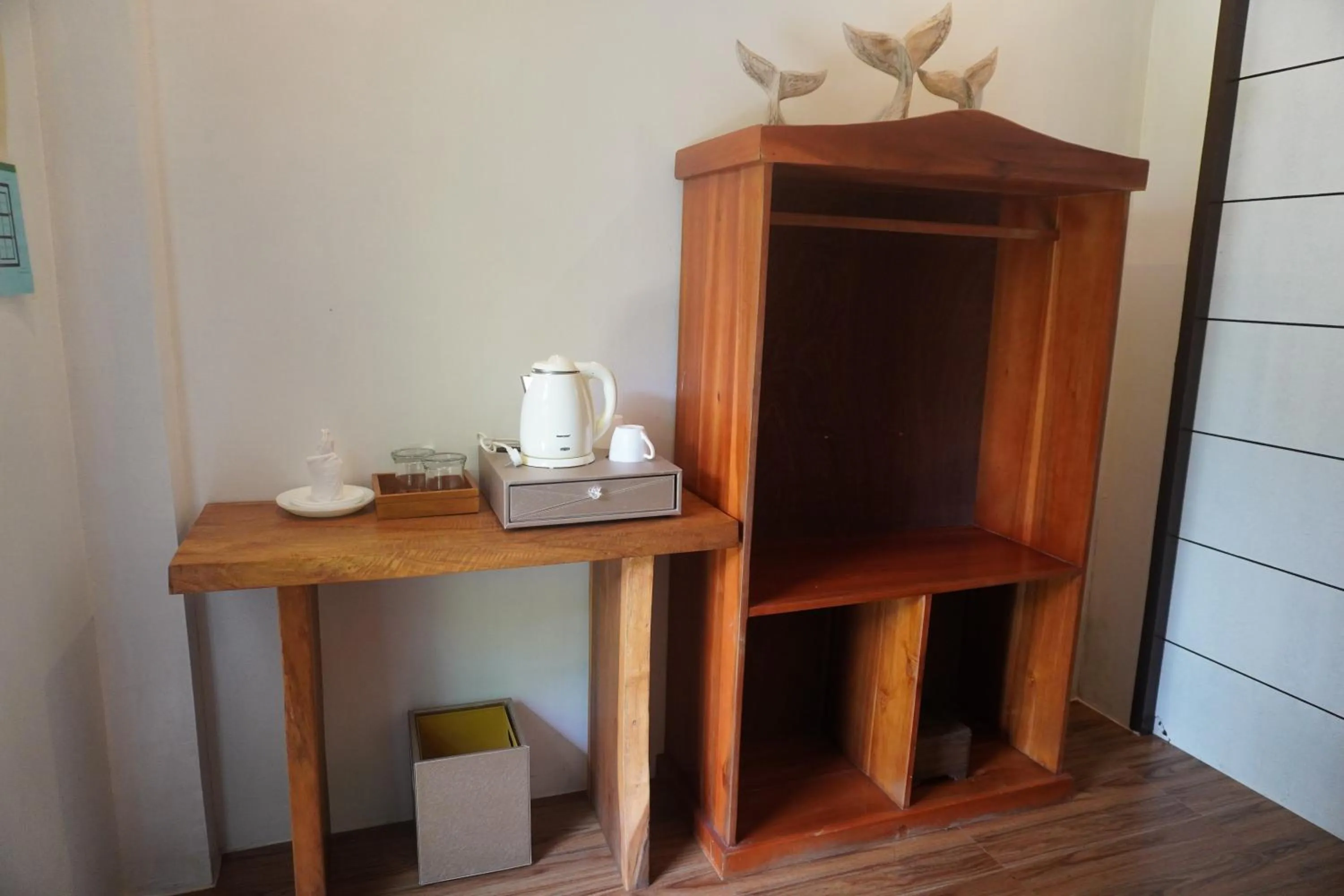 wardrobe in Keira Backpackers