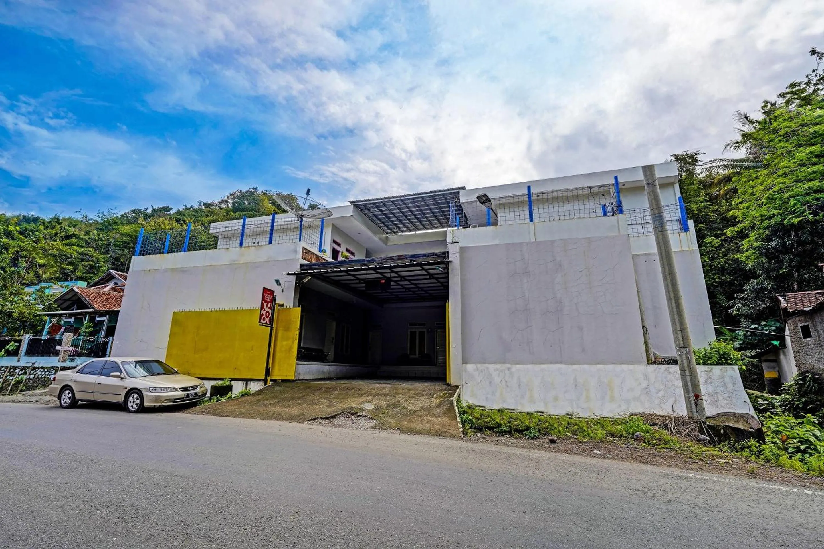 Facade/entrance in OYO 91329 Guest House Le-banon Syariah