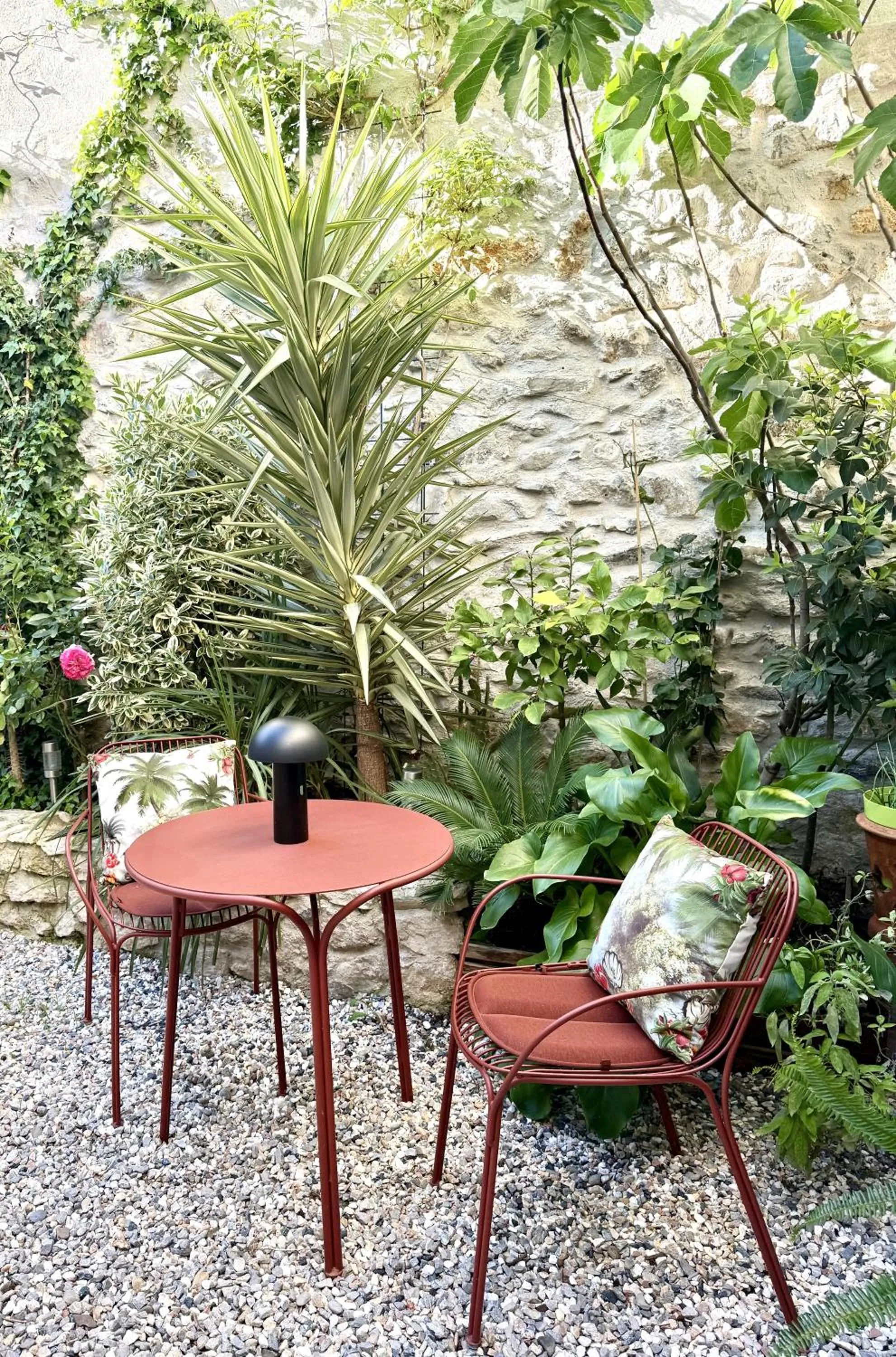 Patio in L'oiseau Bleu suite MERLE BLEU