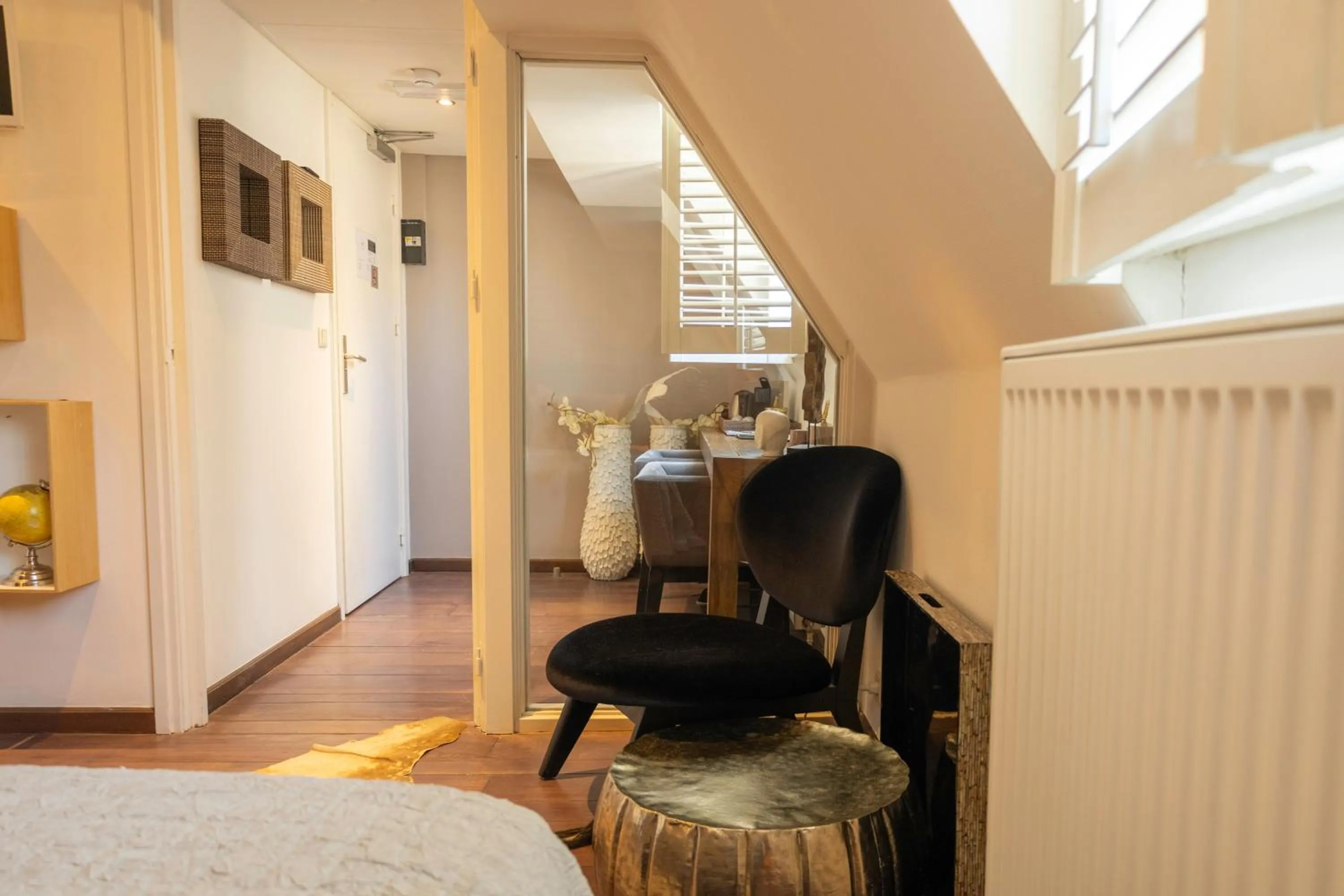 Seating area, Bed in Bouteaque Hotel