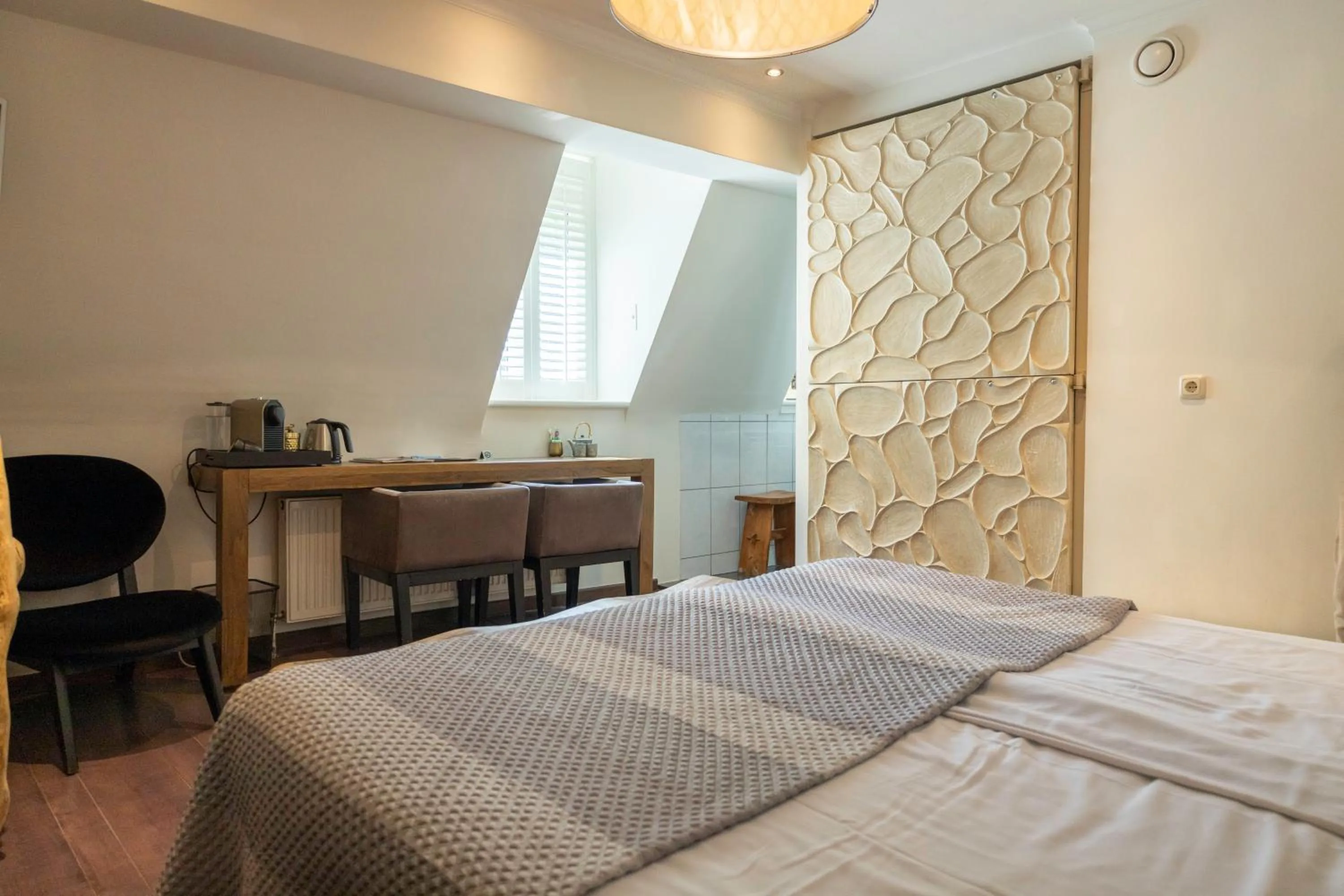 Photo of the whole room, Bed in Bouteaque Hotel