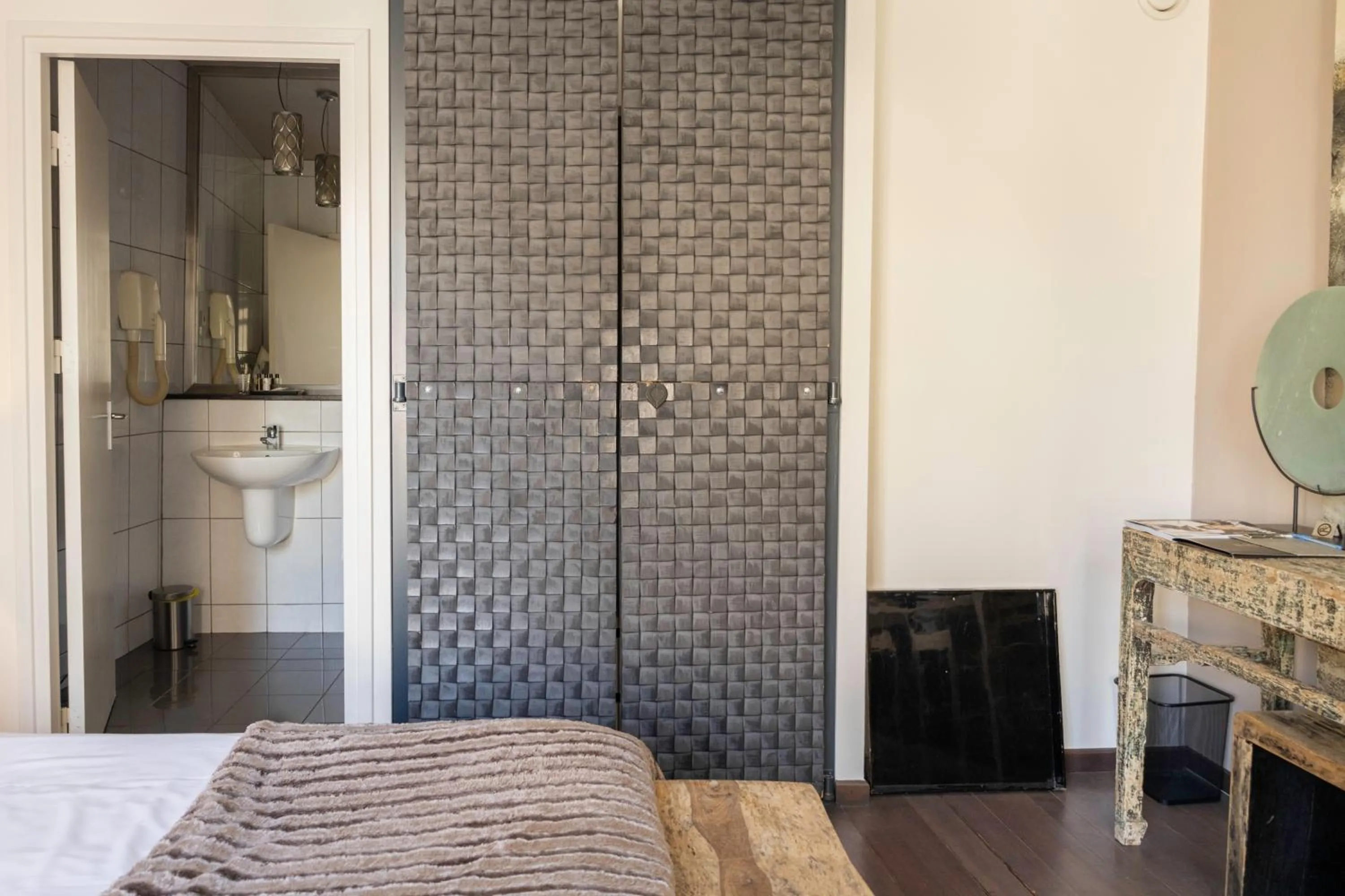 wardrobe, Bed in Bouteaque Hotel