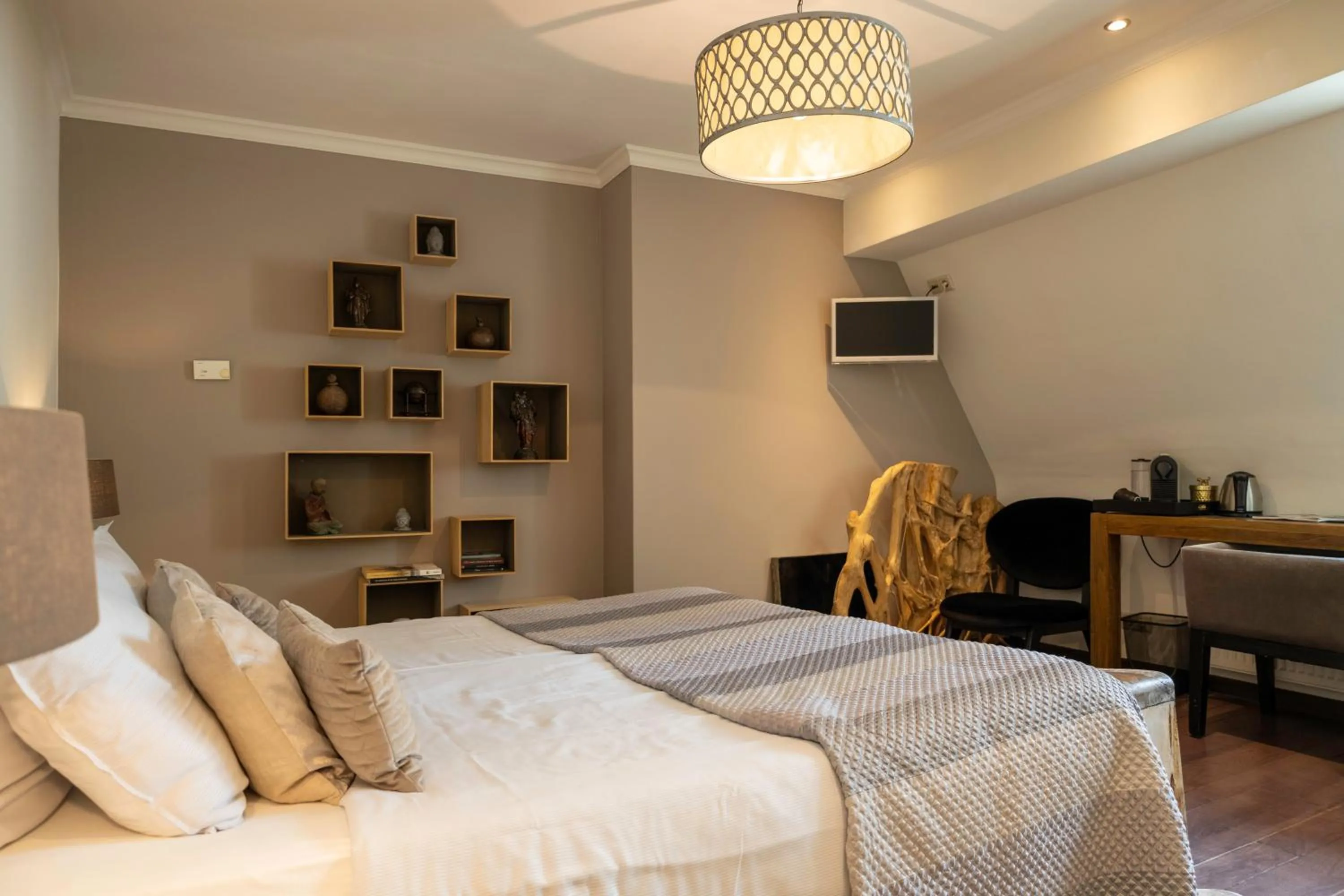 Photo of the whole room, Bed in Bouteaque Hotel