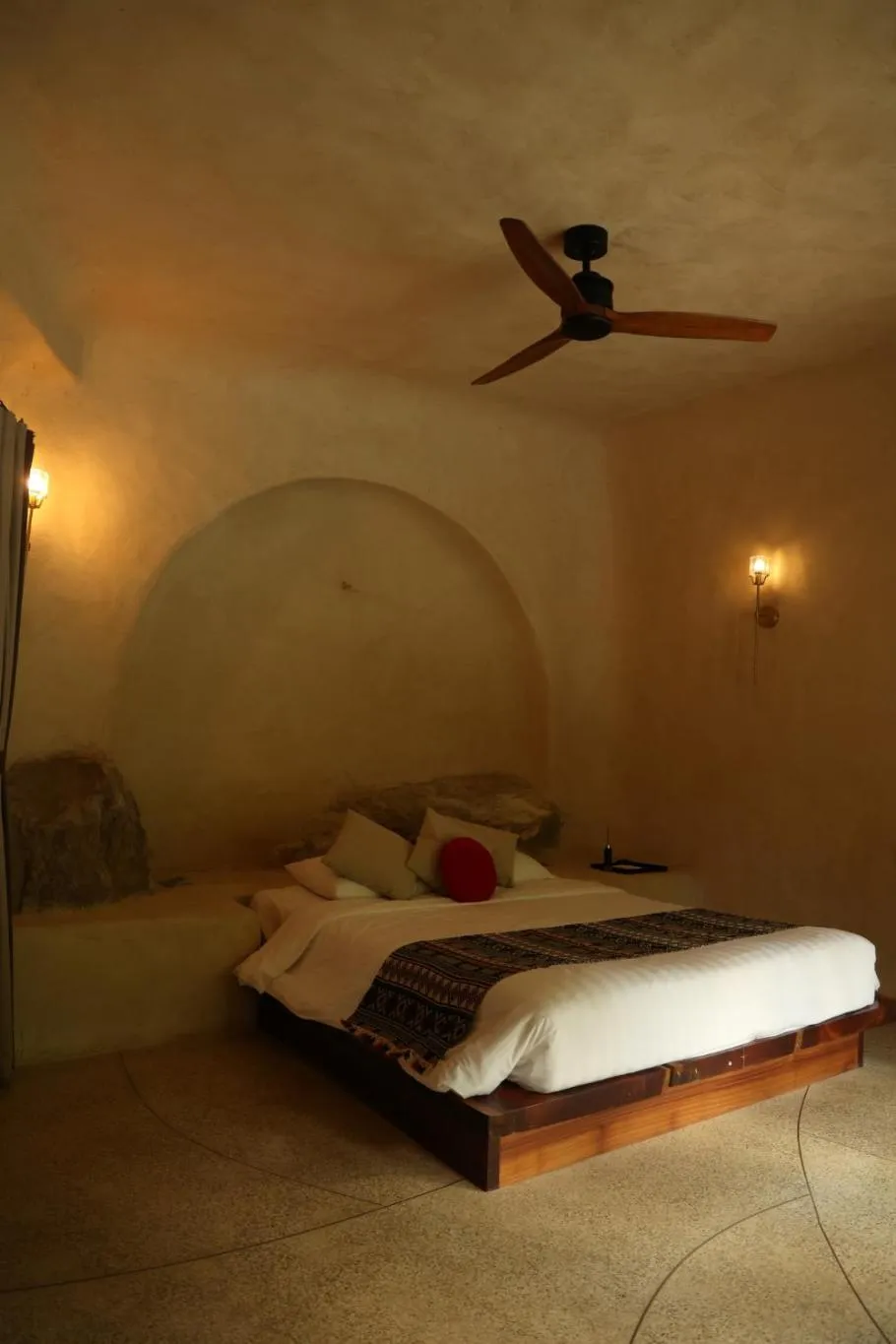 Photo of the whole room, Bed in Amaya Retreat