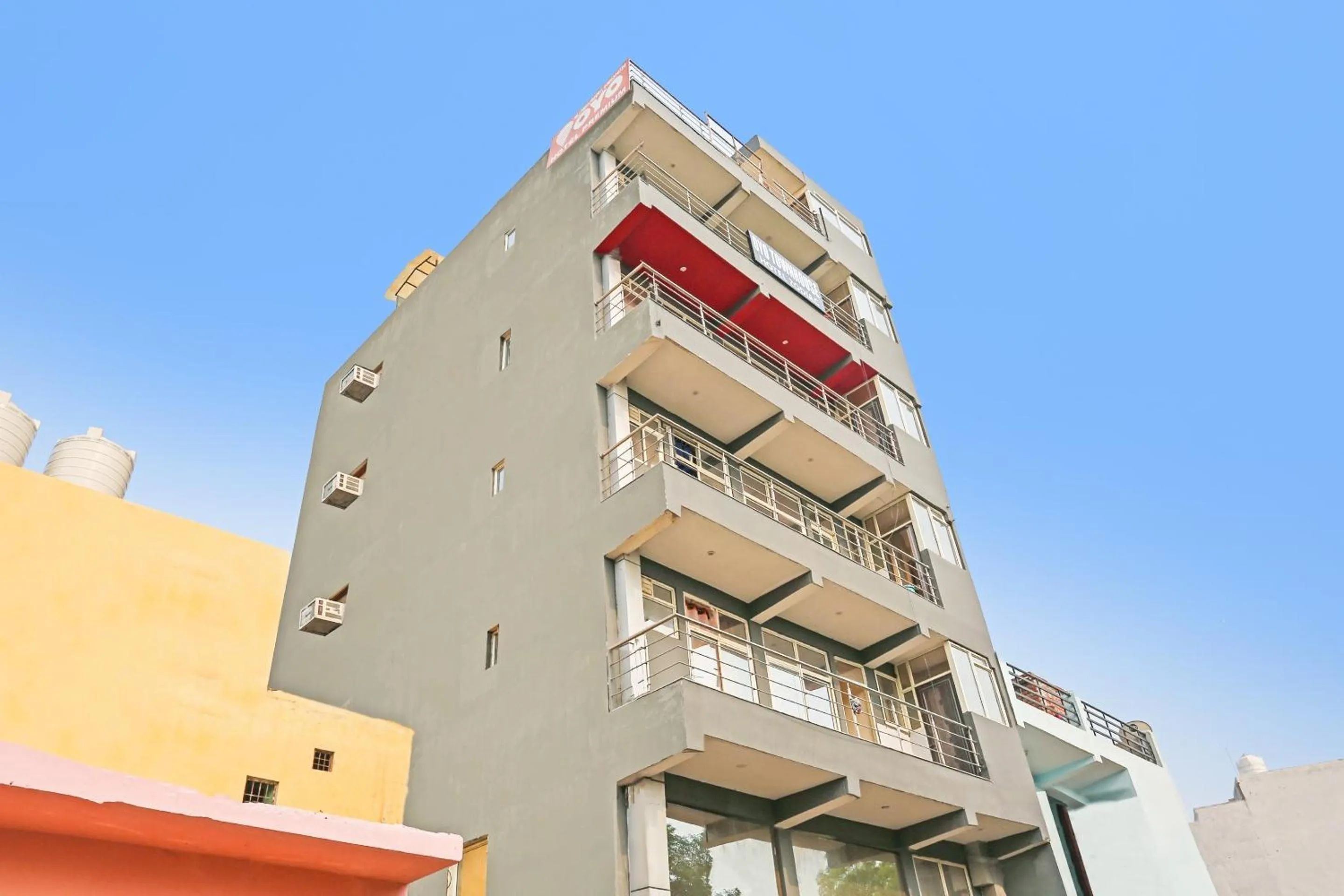 Facade/entrance in Townhouse Zodiac Near Botanic Garden of Indian Republic