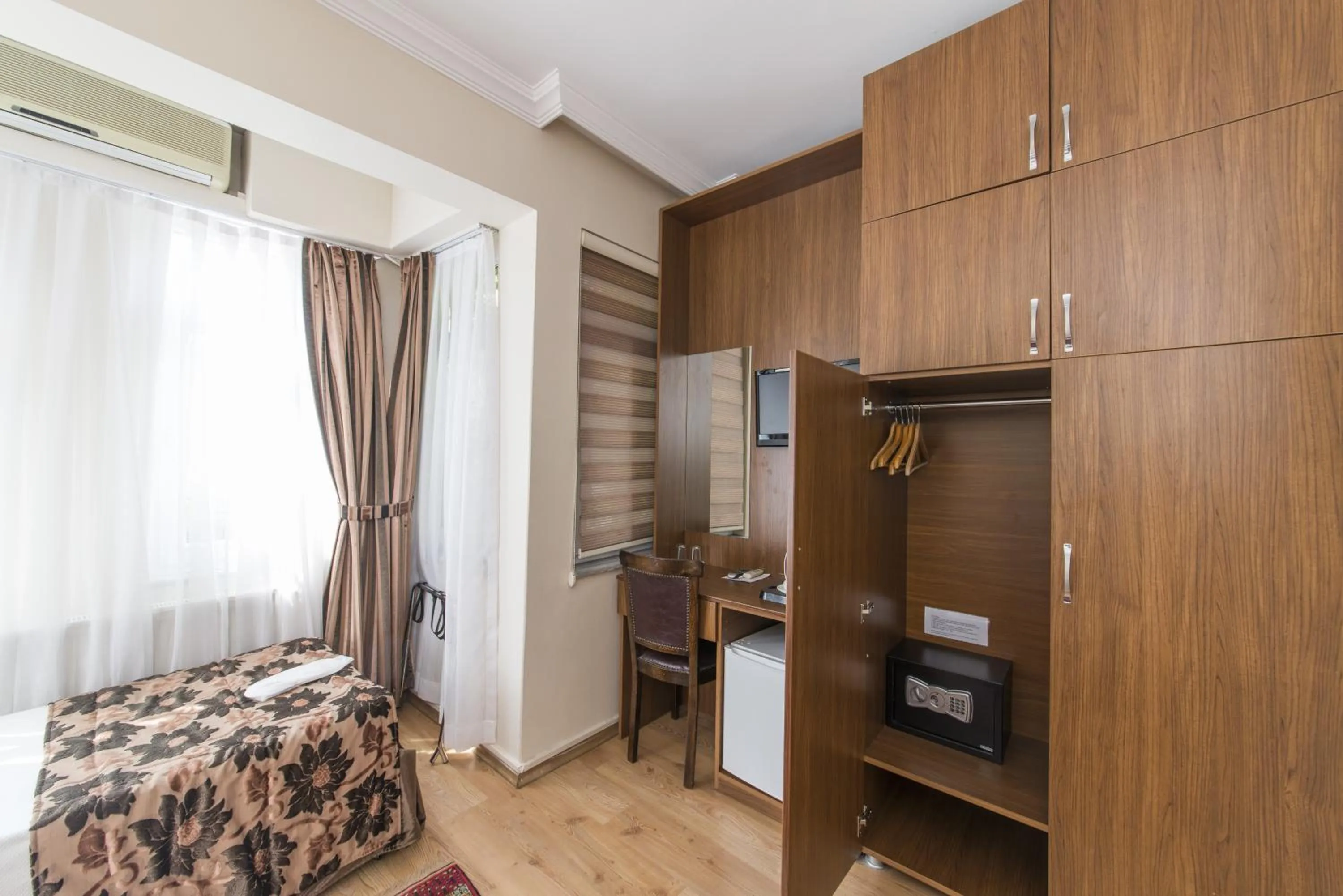 Day, TV/Entertainment Center in Sultan's Inn