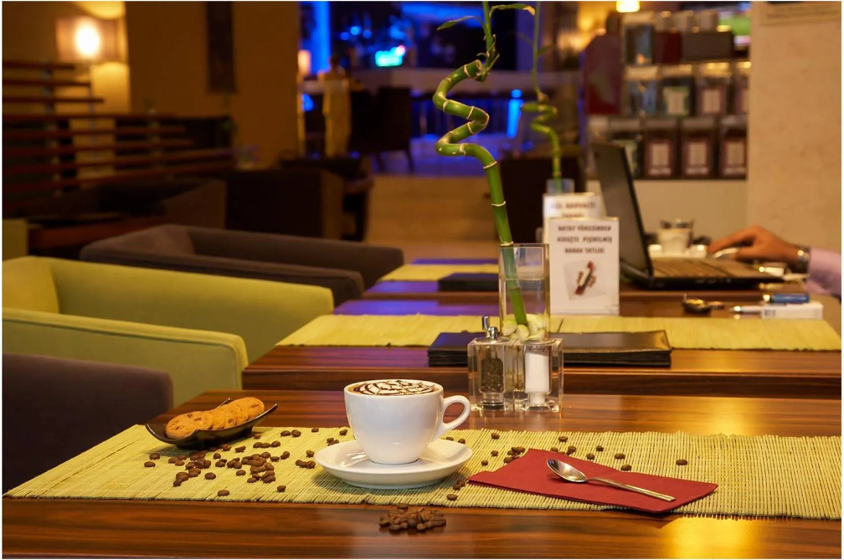 Restaurant/places to eat in Hotel Troya