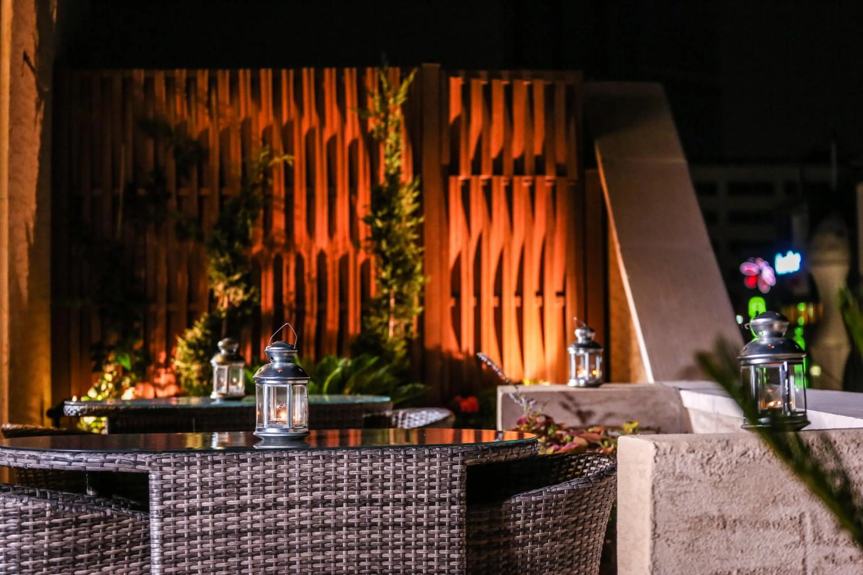 Restaurant/places to eat in Khuttar Apartment