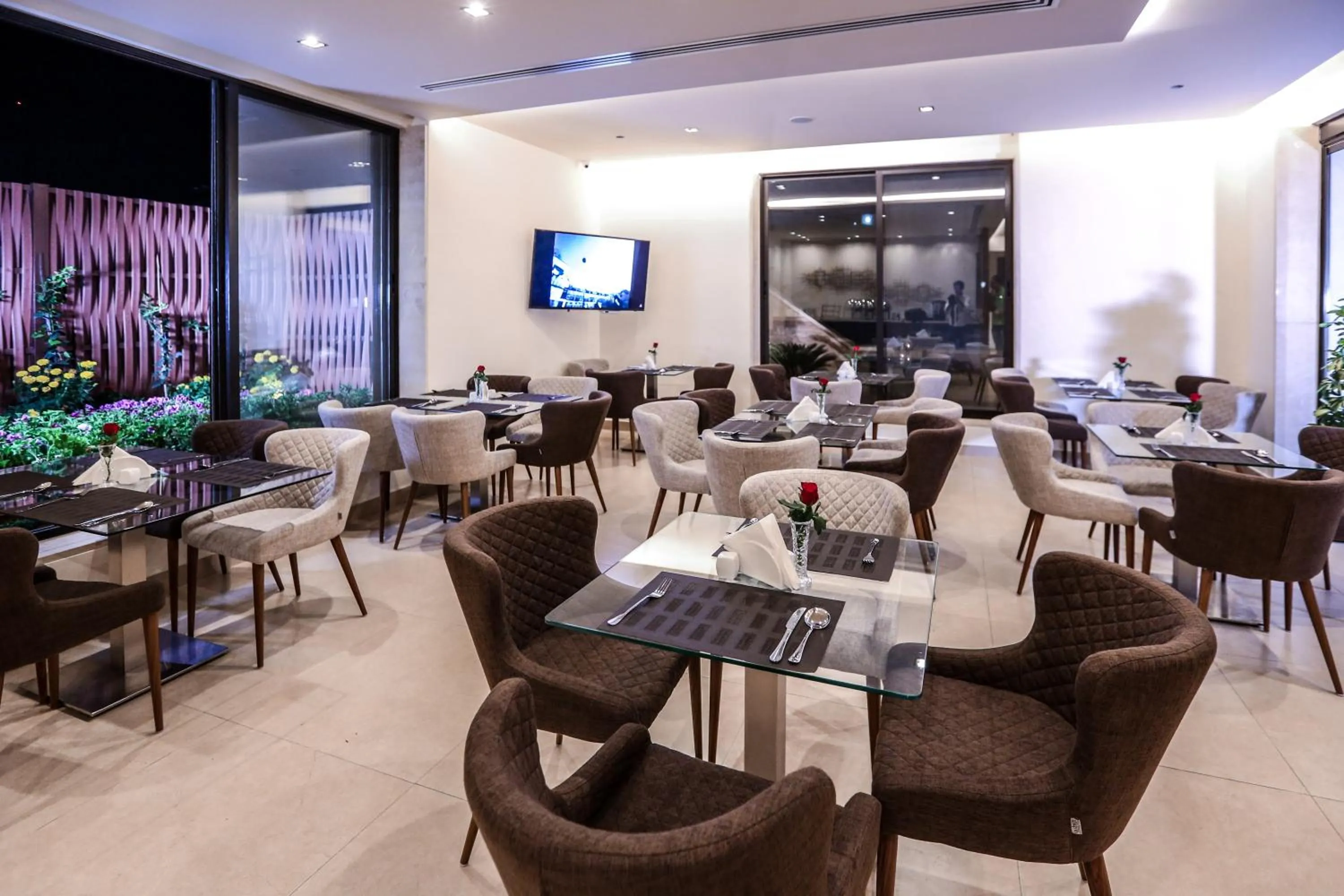 Restaurant/places to eat in Khuttar Apartment