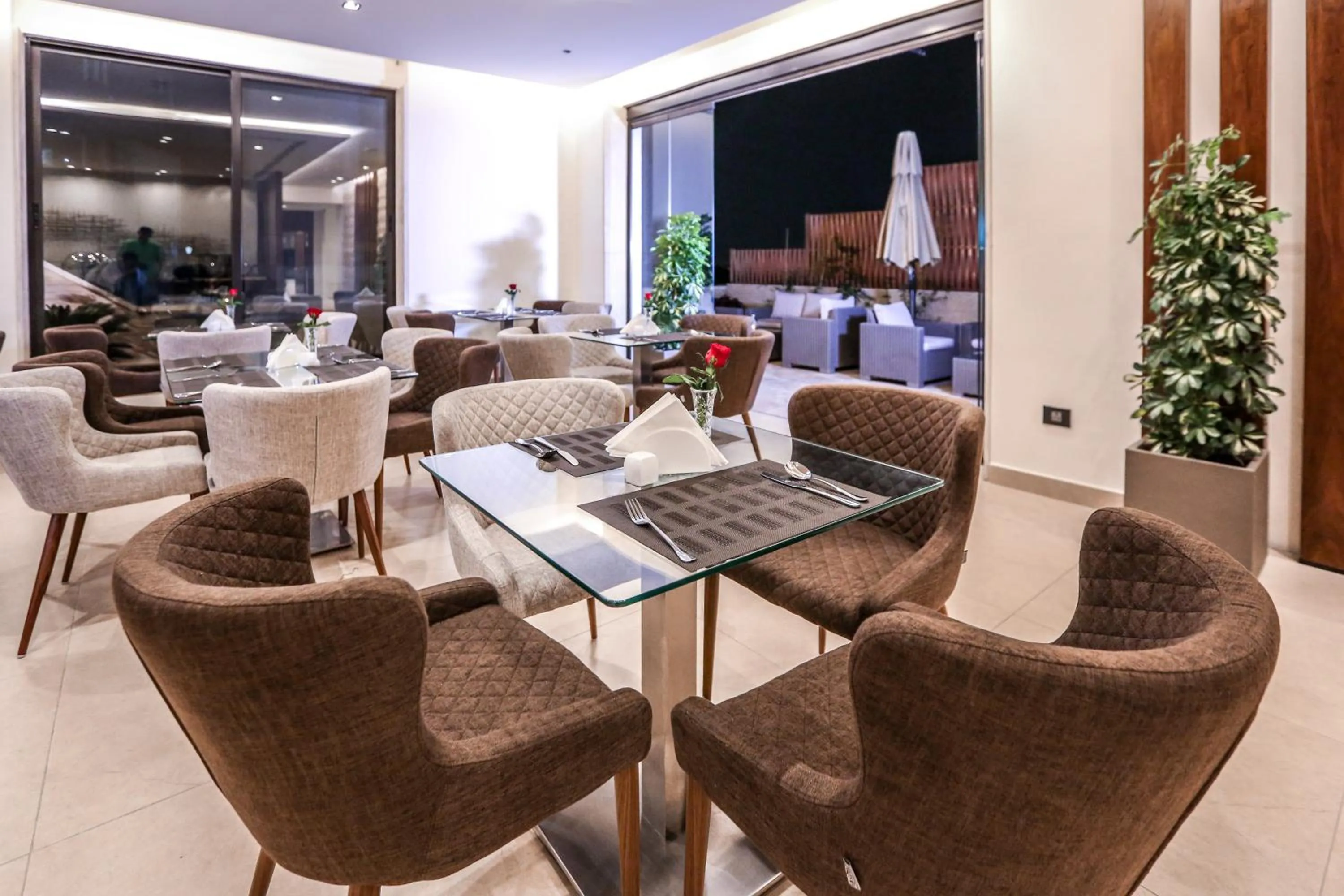 Restaurant/places to eat in Khuttar Apartment