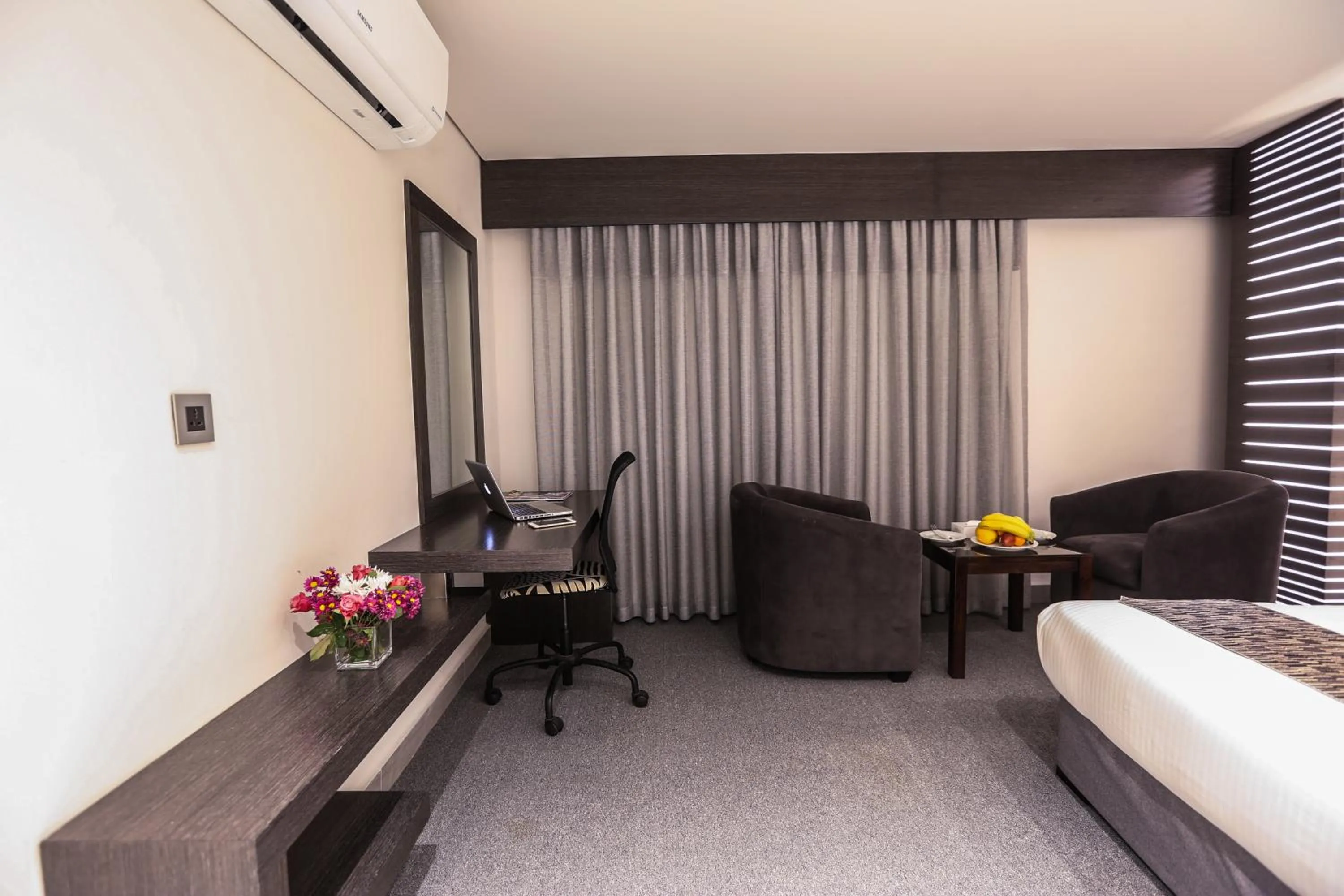 Bed in Khuttar Apartment