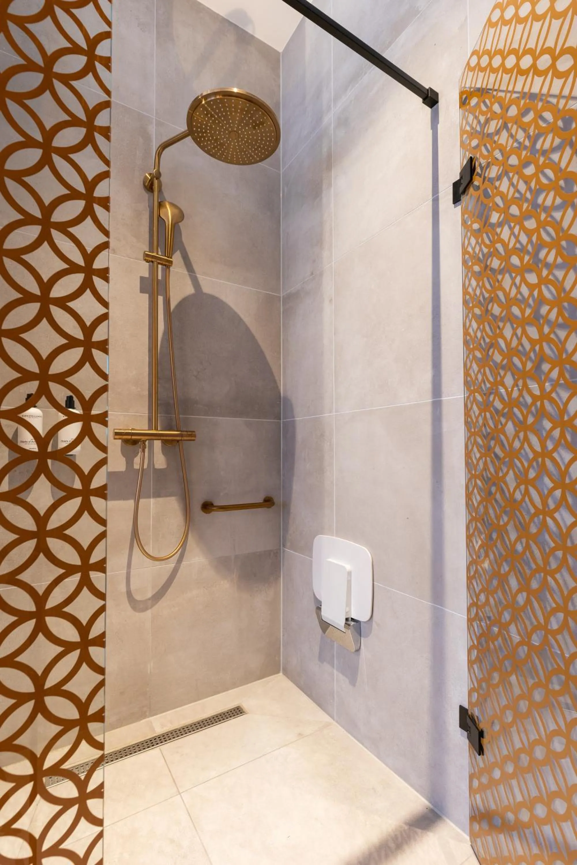 Shower in Vie Via - Your Hotel