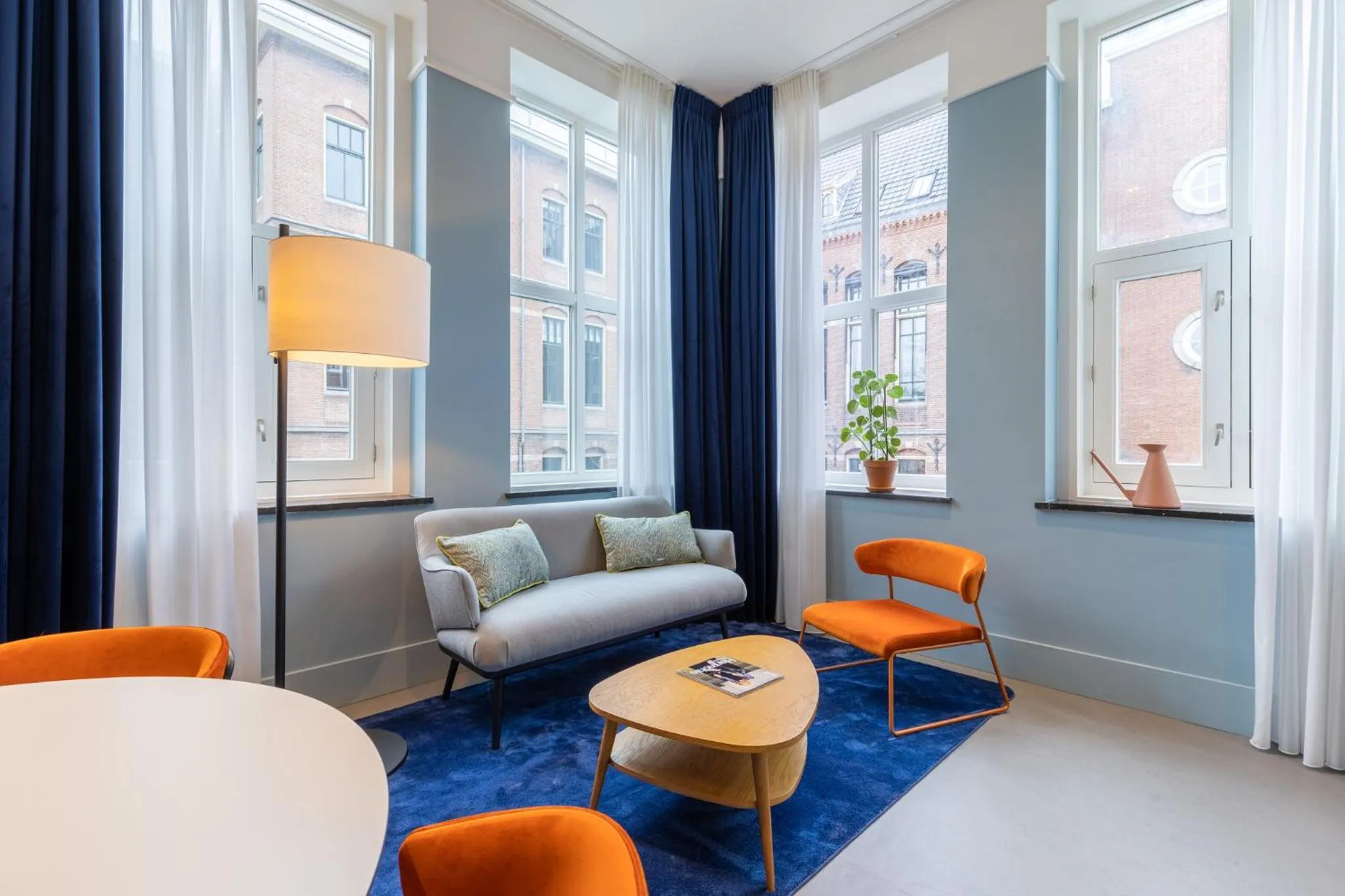 Seating area in Vie Via - Your Hotel