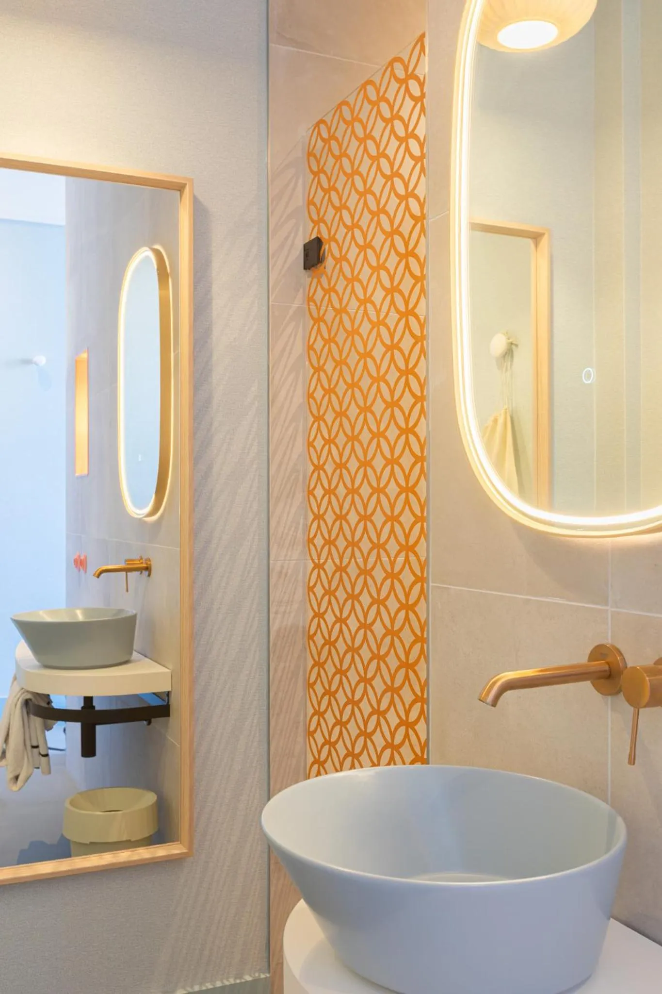 Shower in Vie Via - Your Hotel