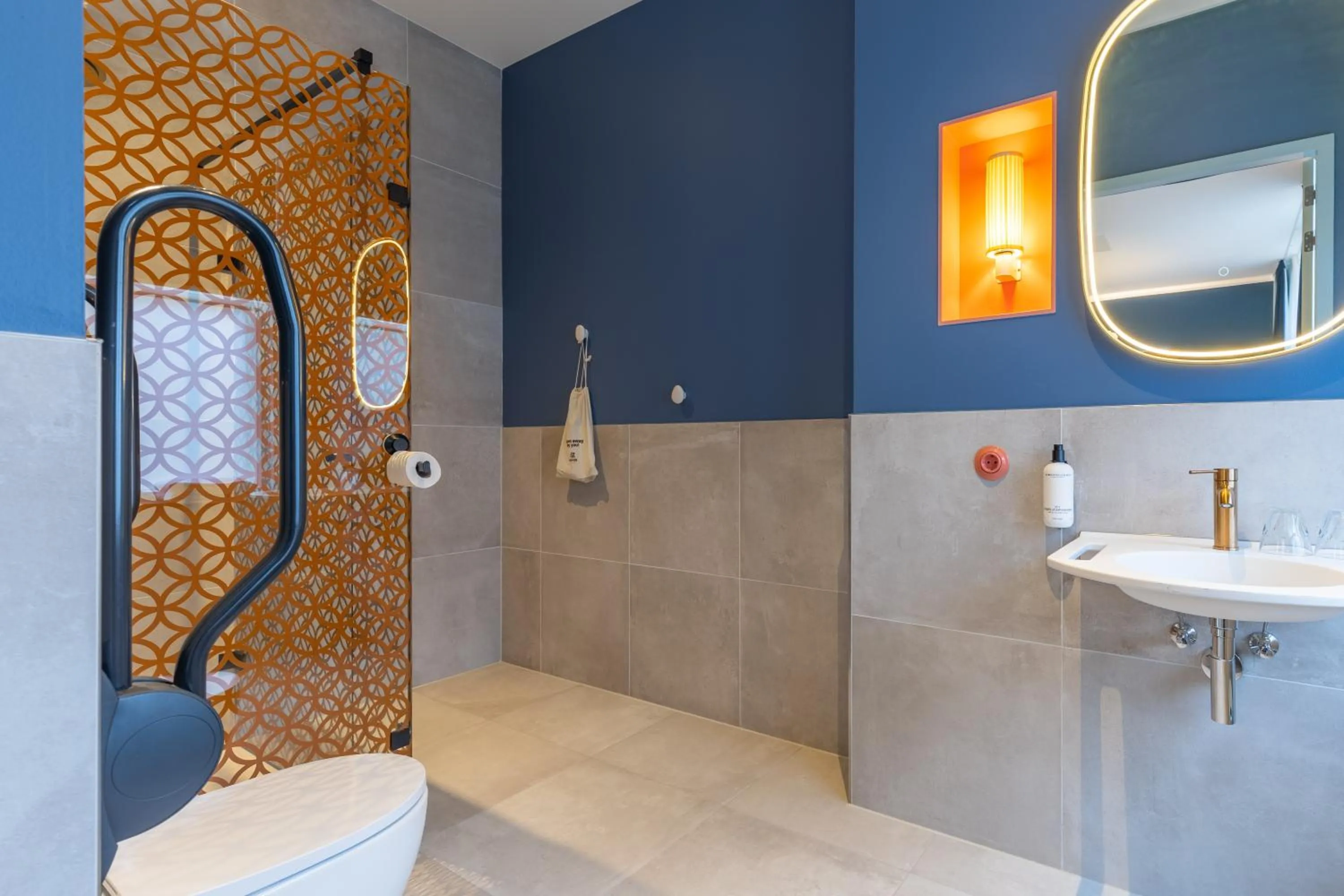 Shower in Vie Via - Your Hotel