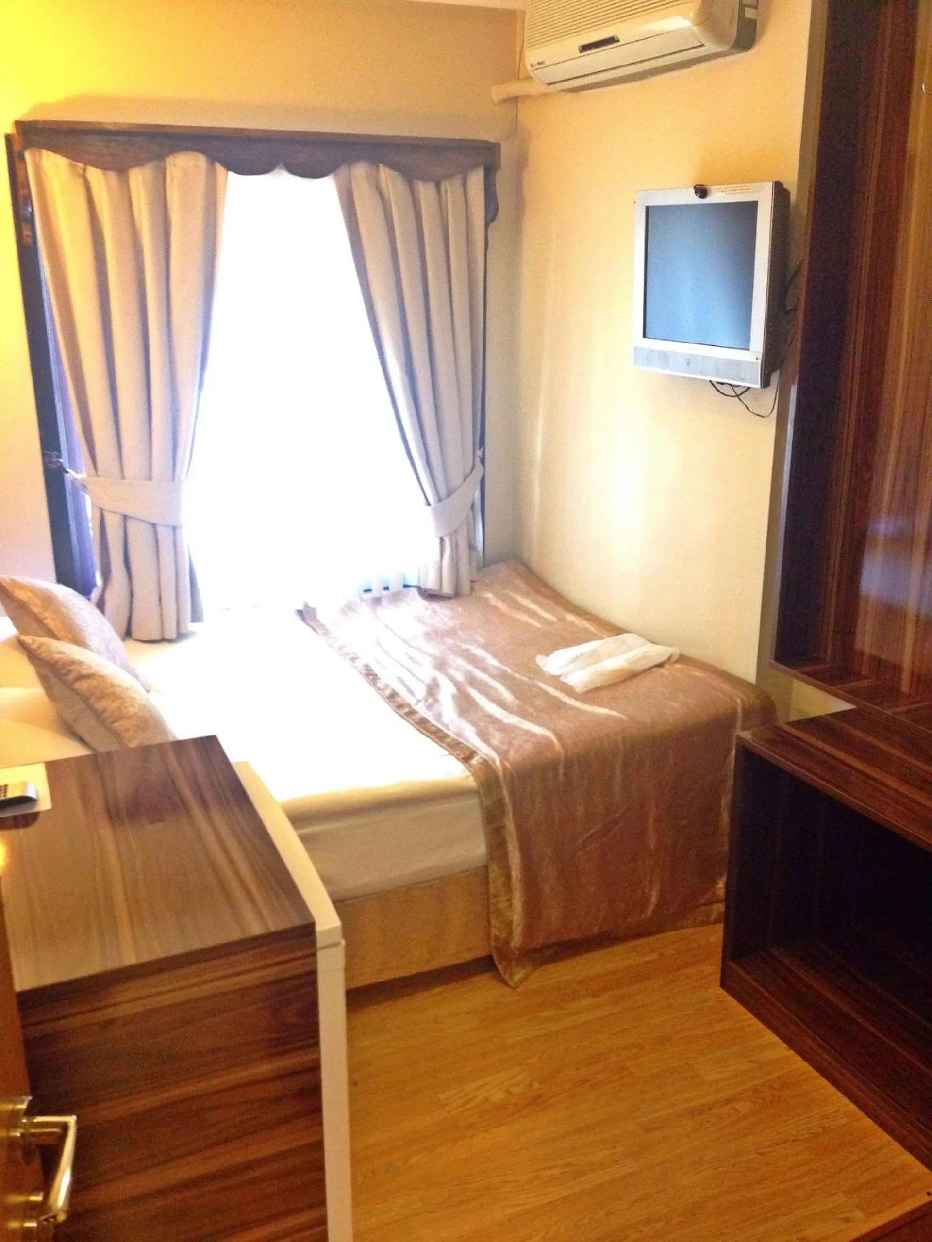 Photo of the whole room, Bed in Naz Wooden House Inn