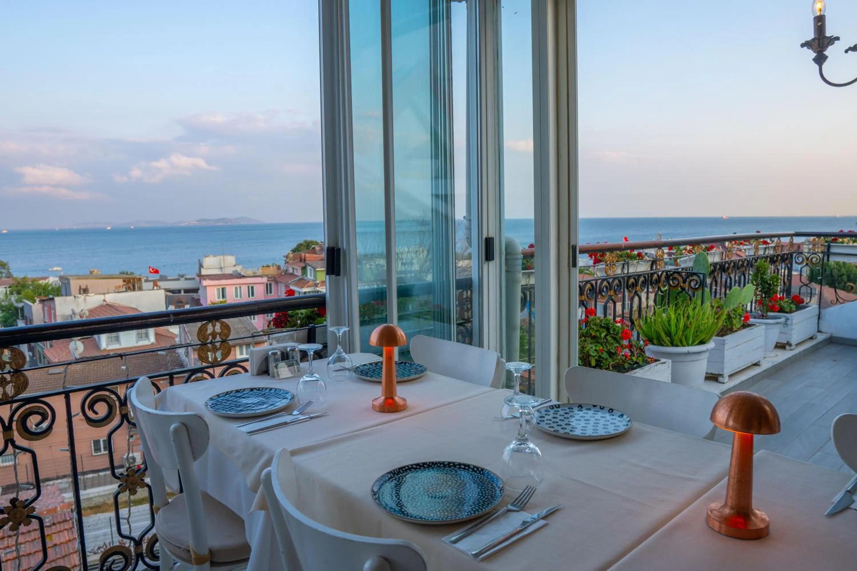 Restaurant/places to eat in Avicenna Hotel Sultanahmet