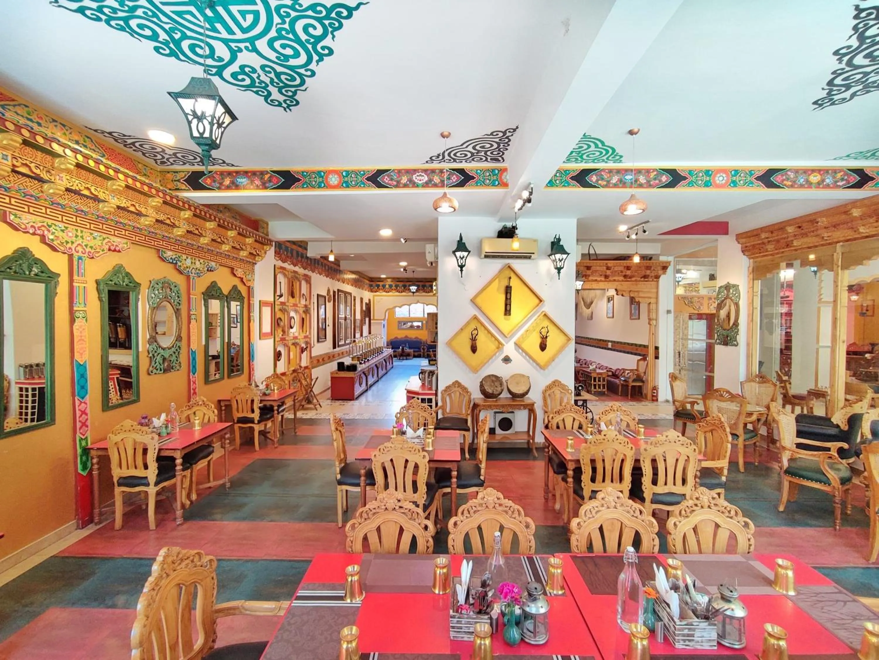 Restaurant/places to eat in Hotel Grand Himalaya