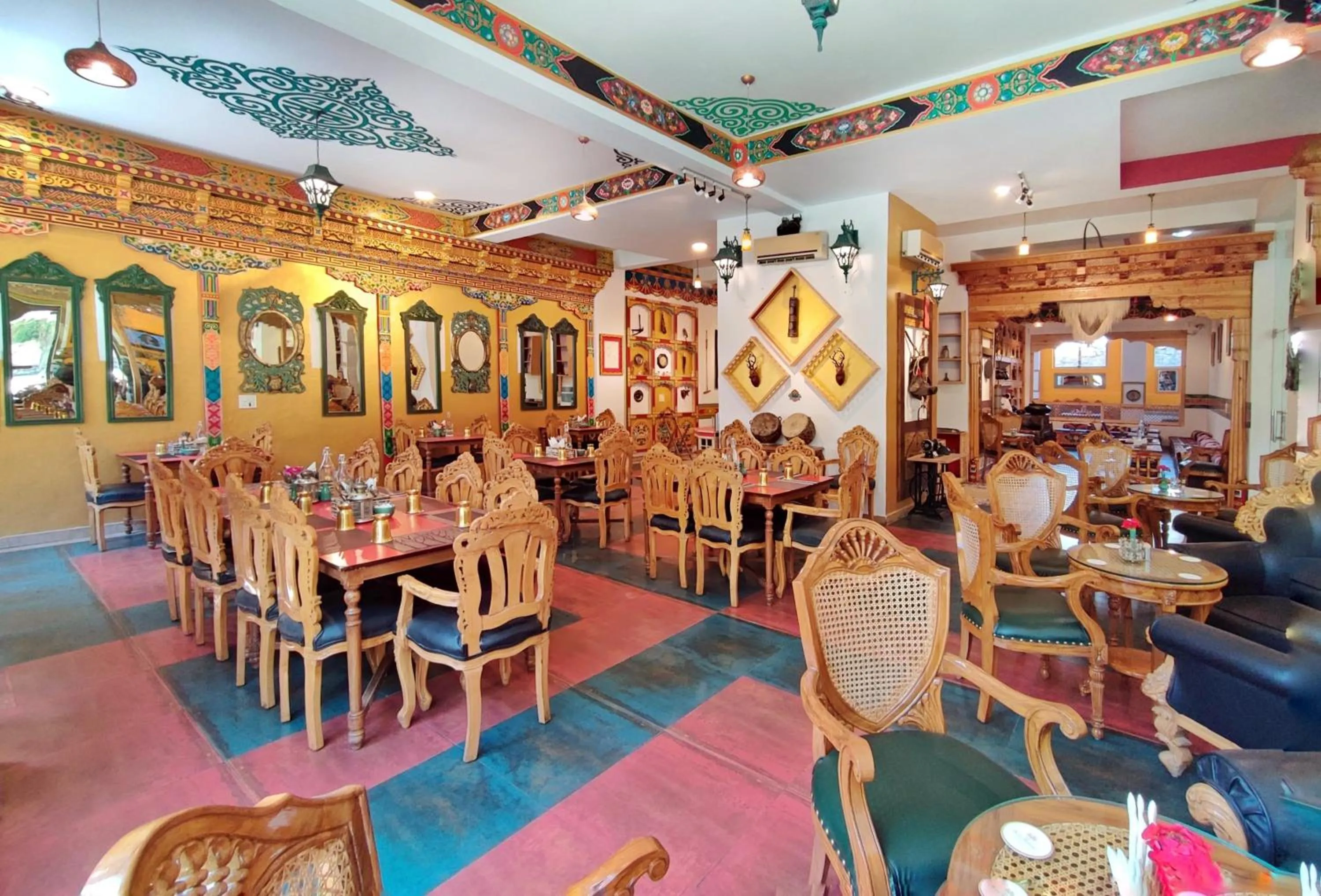Restaurant/places to eat in Hotel Grand Himalaya