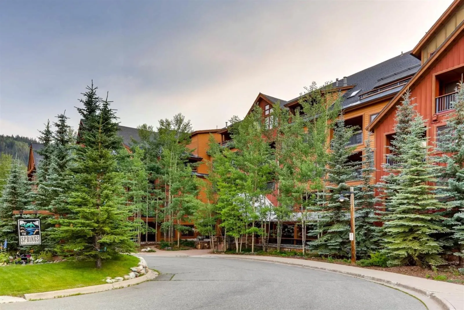 Property building in Beautiful 1 Bedroom Mountain Condo In River Run Village With Hot Tub Access And Walking Distance To The Gondola
