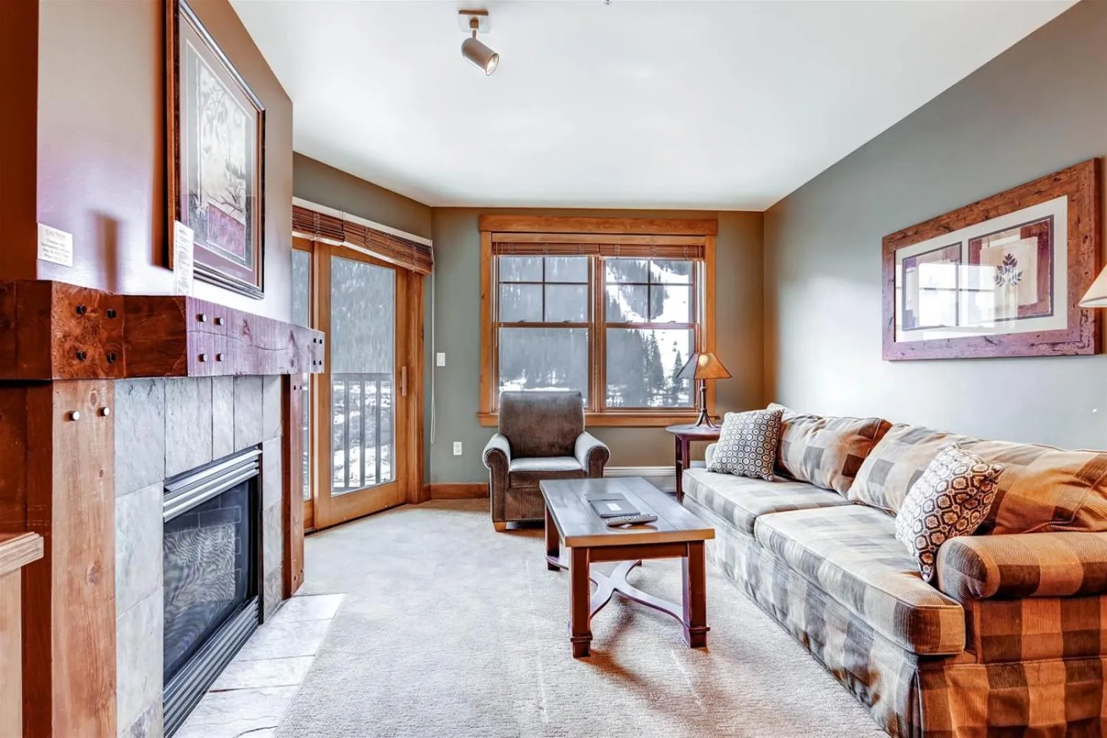 Living room in Beautiful 1 Bedroom Mountain Condo In River Run Village With Hot Tub Access And Walking Distance To The Gondola