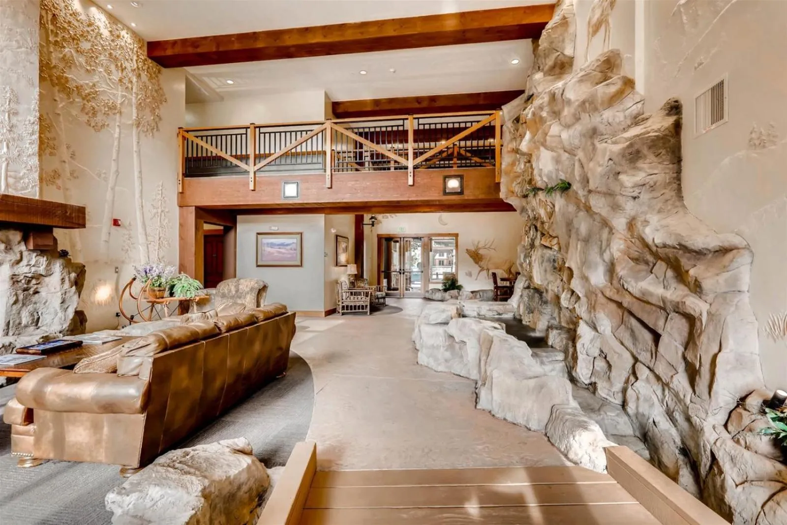 Living room in Beautiful 1 Bedroom Mountain Condo In River Run Village With Hot Tub Access And Walking Distance To The Gondola