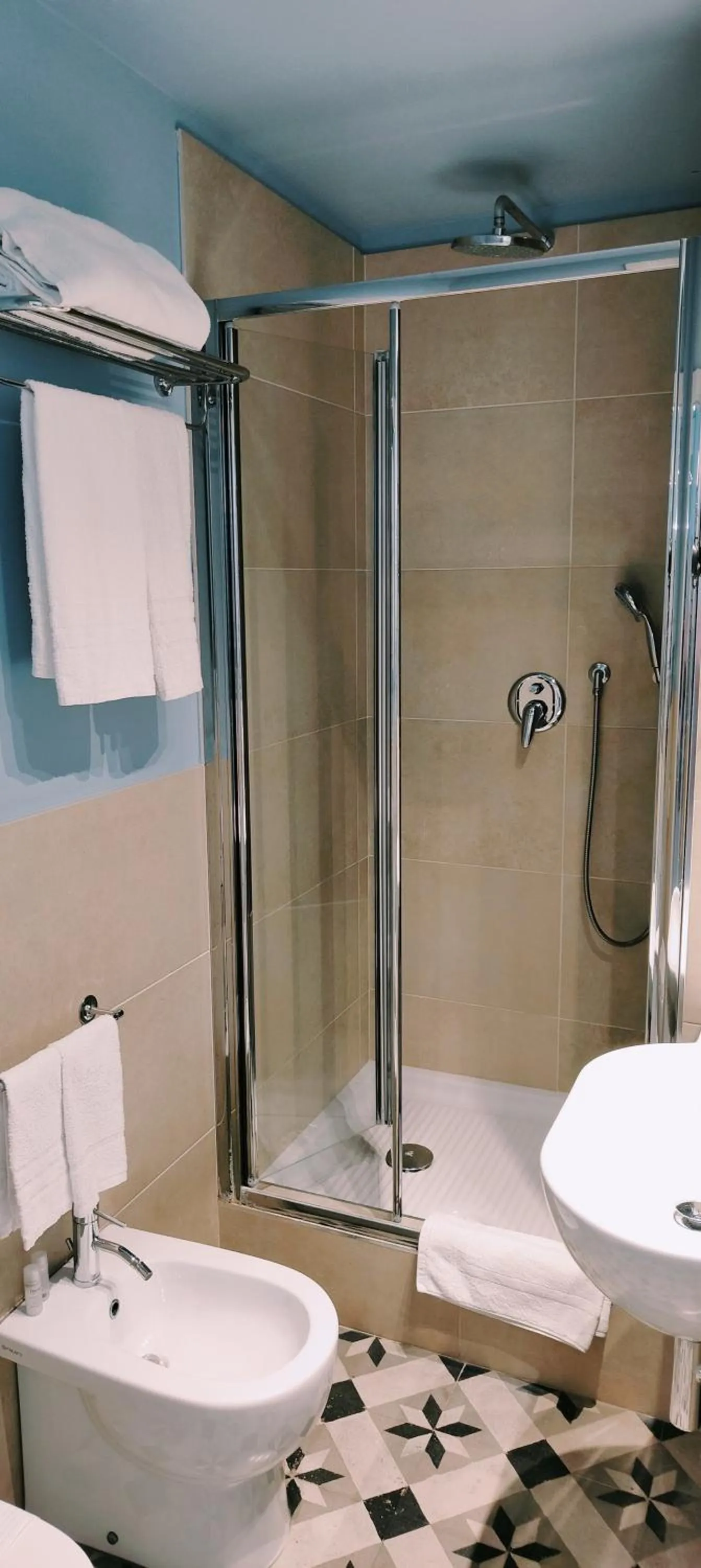 Shower in 120 Rodionoff Centro- Eleganza e Facilità di Accesso a Aeroporto e Spiaggia Mondello