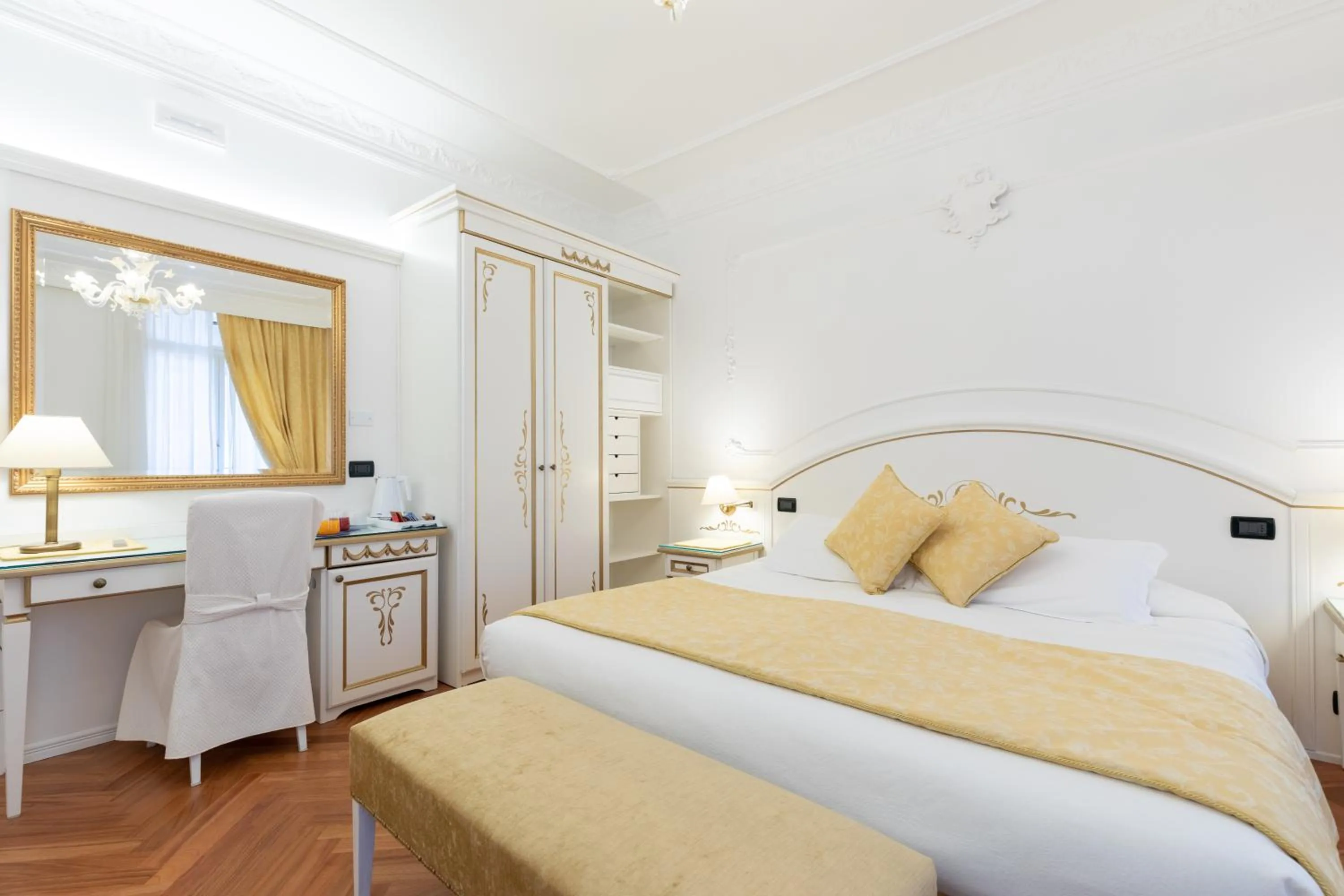 Bed in Hotel Croce Bianca