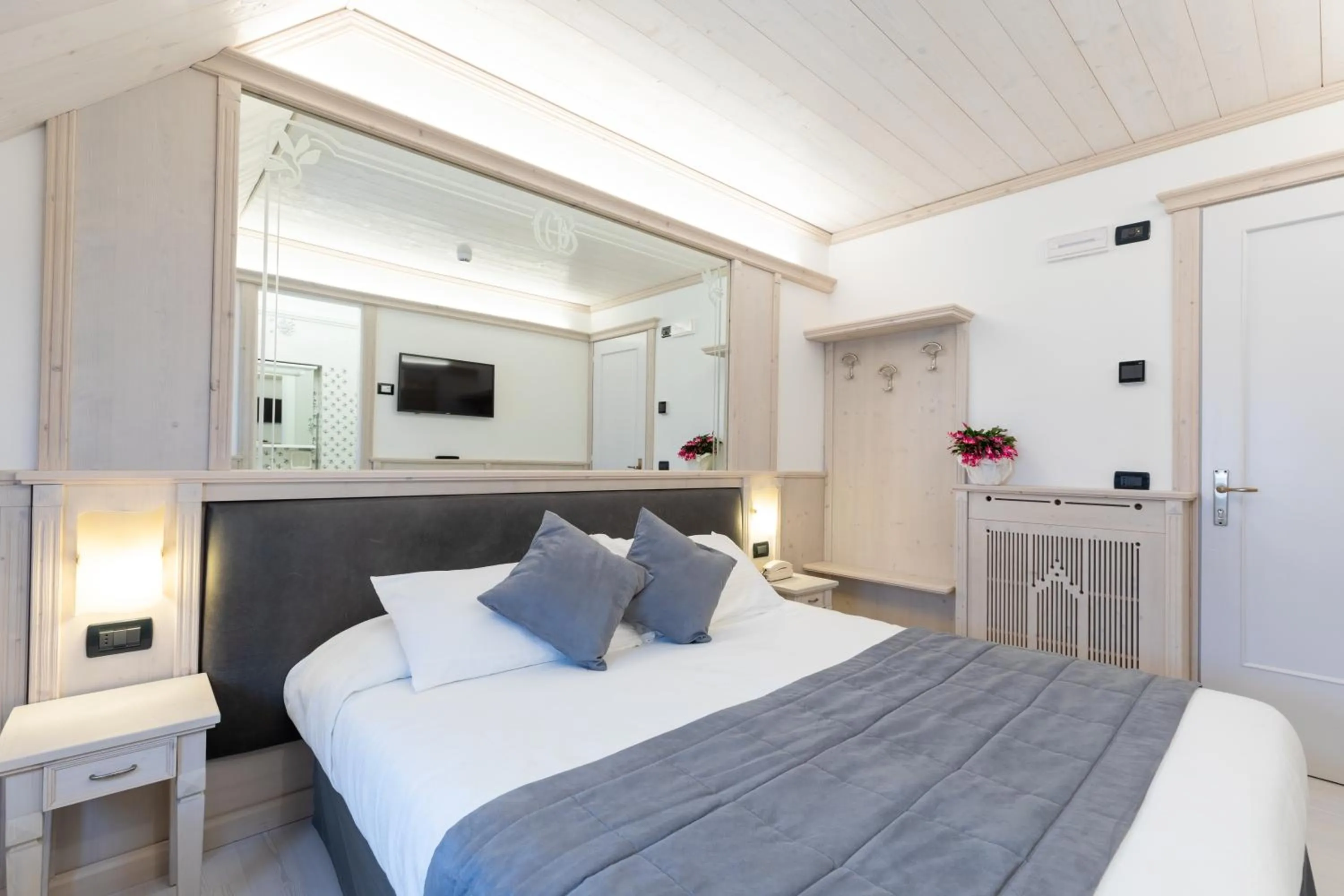 Bedroom, Bed in Hotel Croce Bianca