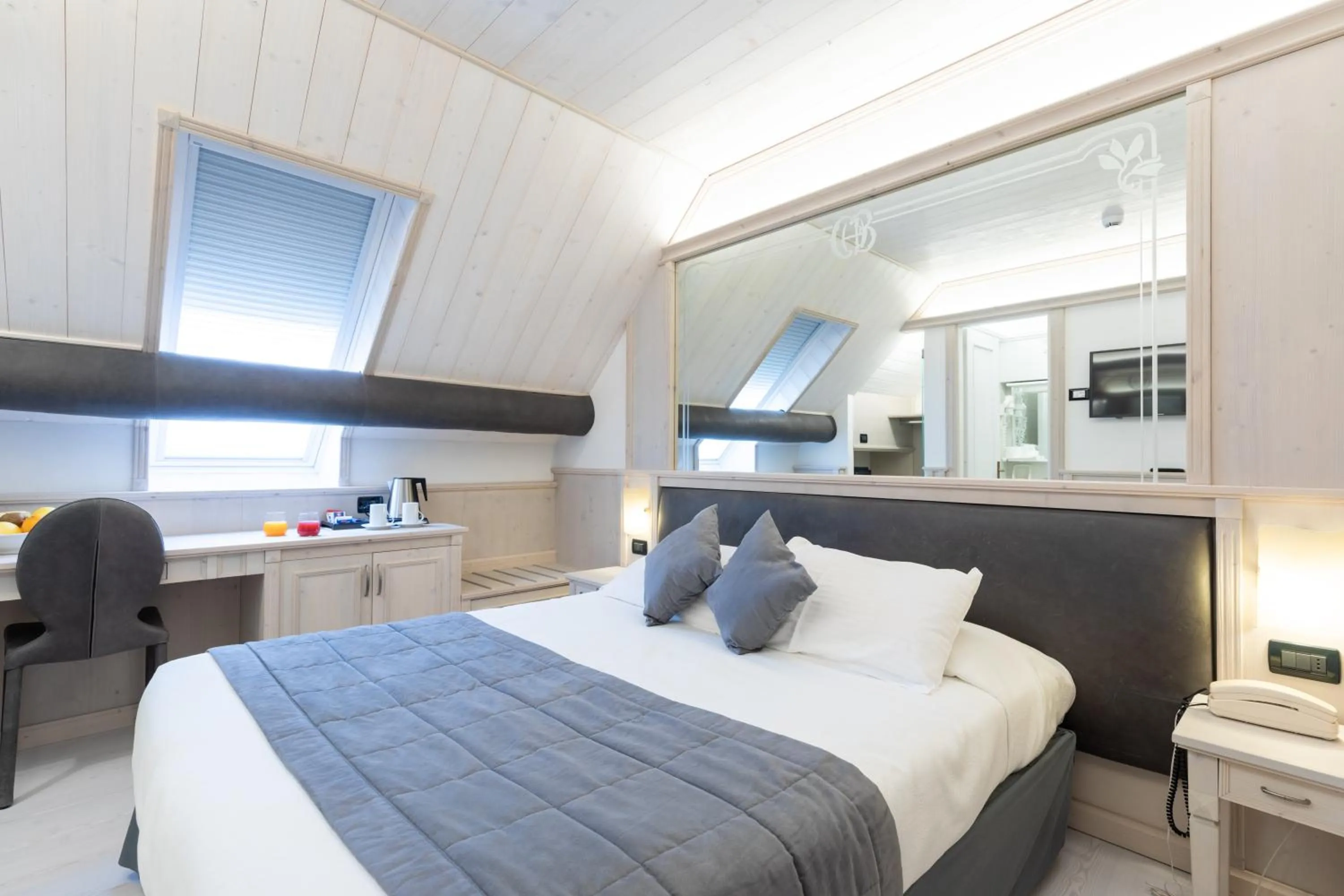 Bed in Hotel Croce Bianca