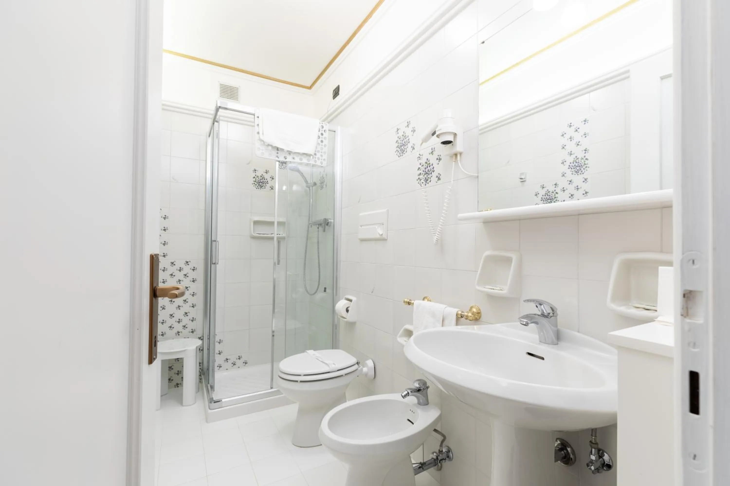 Shower in Hotel Croce Bianca