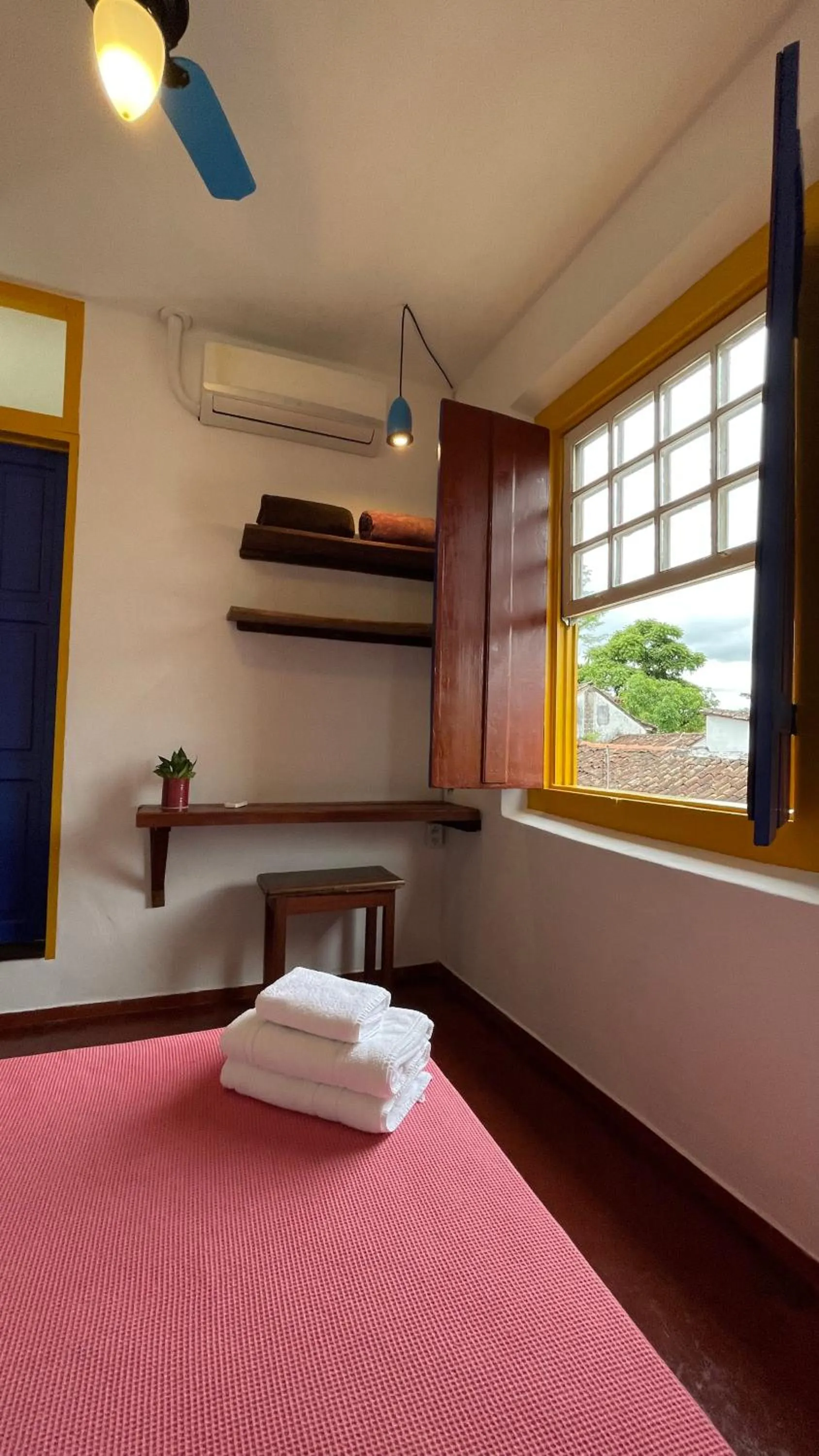 View (from property/room), Bed in Café e Prosa Centro Histórico