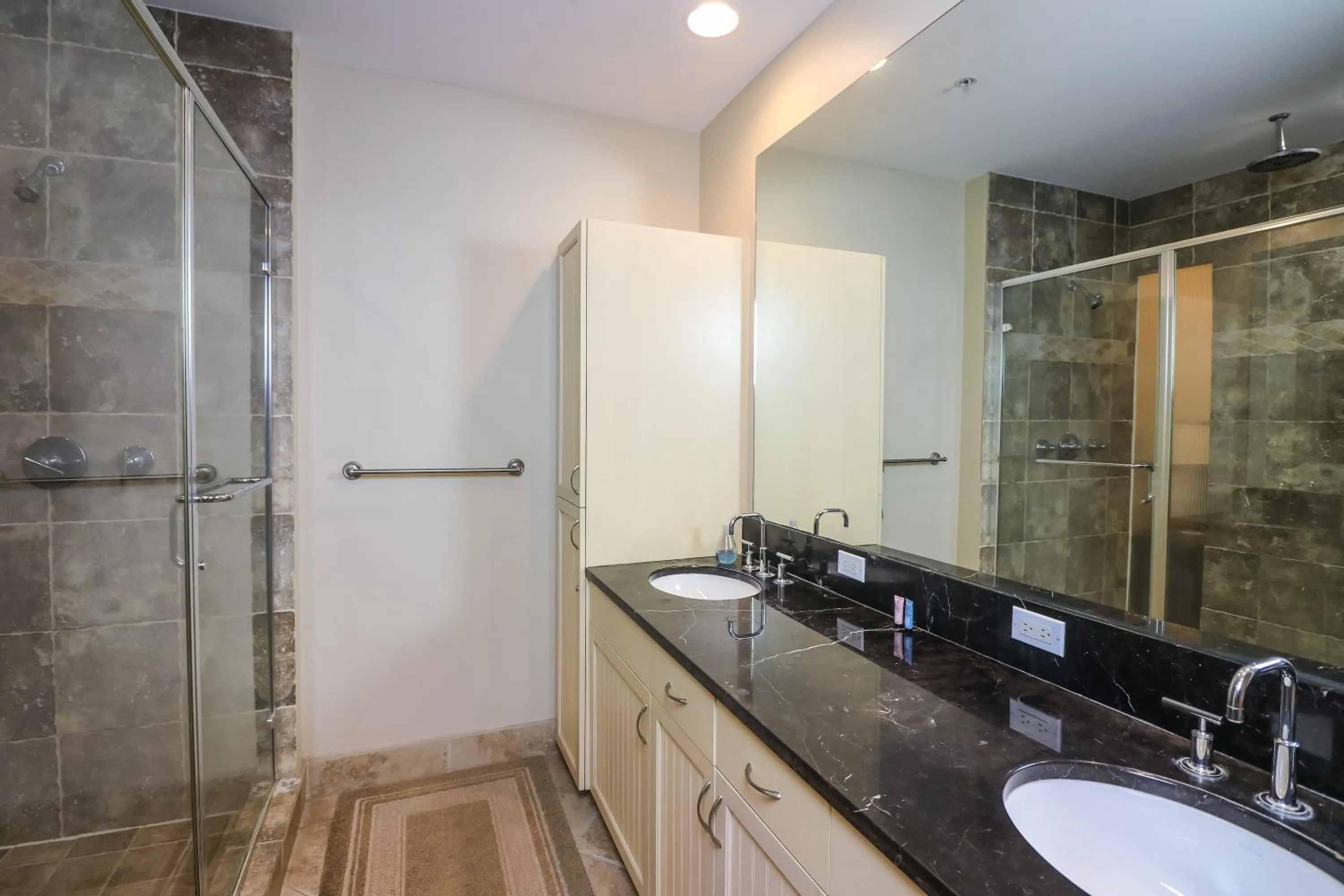 Beachfront Laid Back and Luxurious Diamond Beach Condo - Amazing Pools Amenities