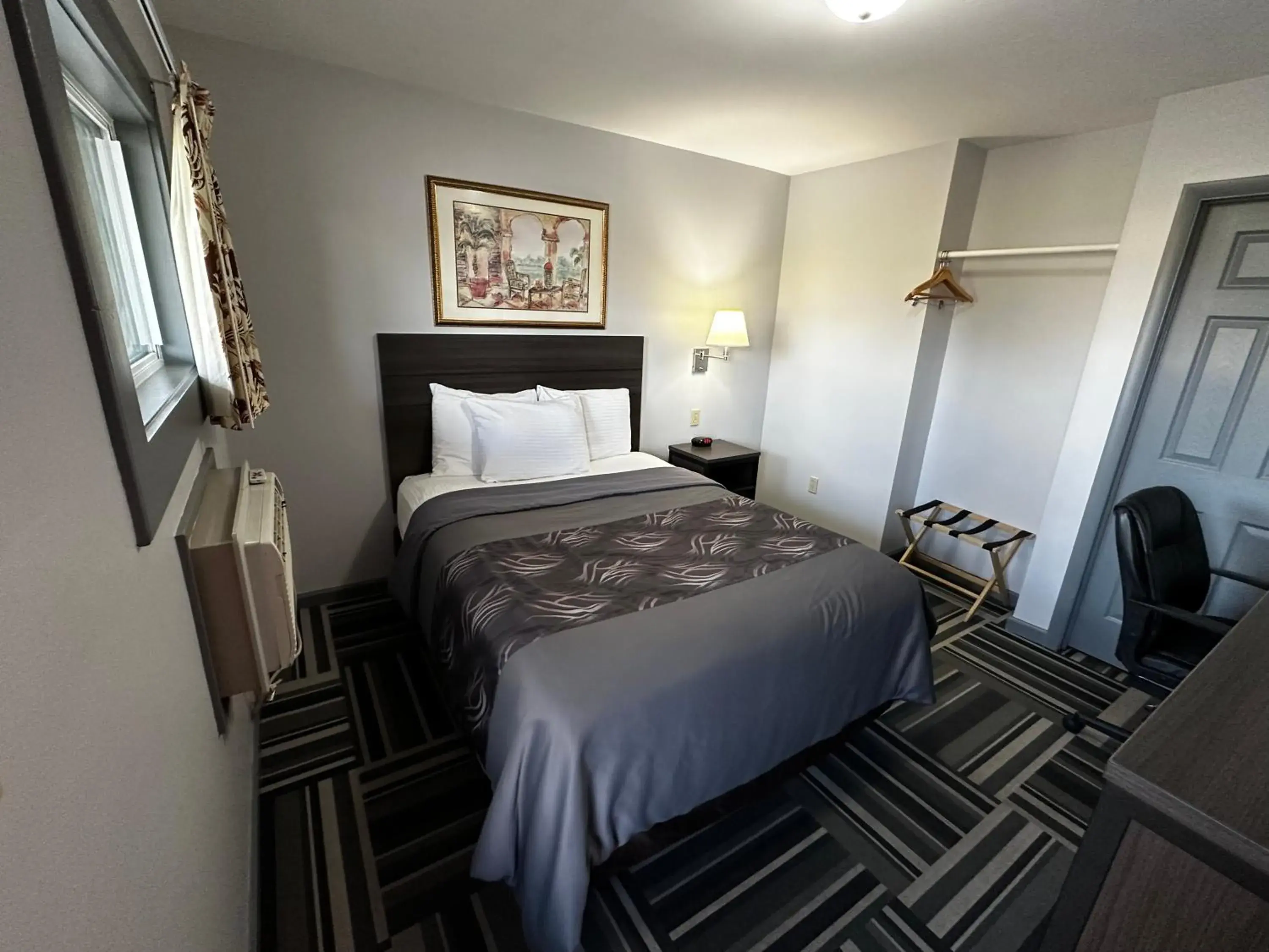 Queen Room in Relax Inn - Saginaw Queen Room in Relax Inn - Saginaw