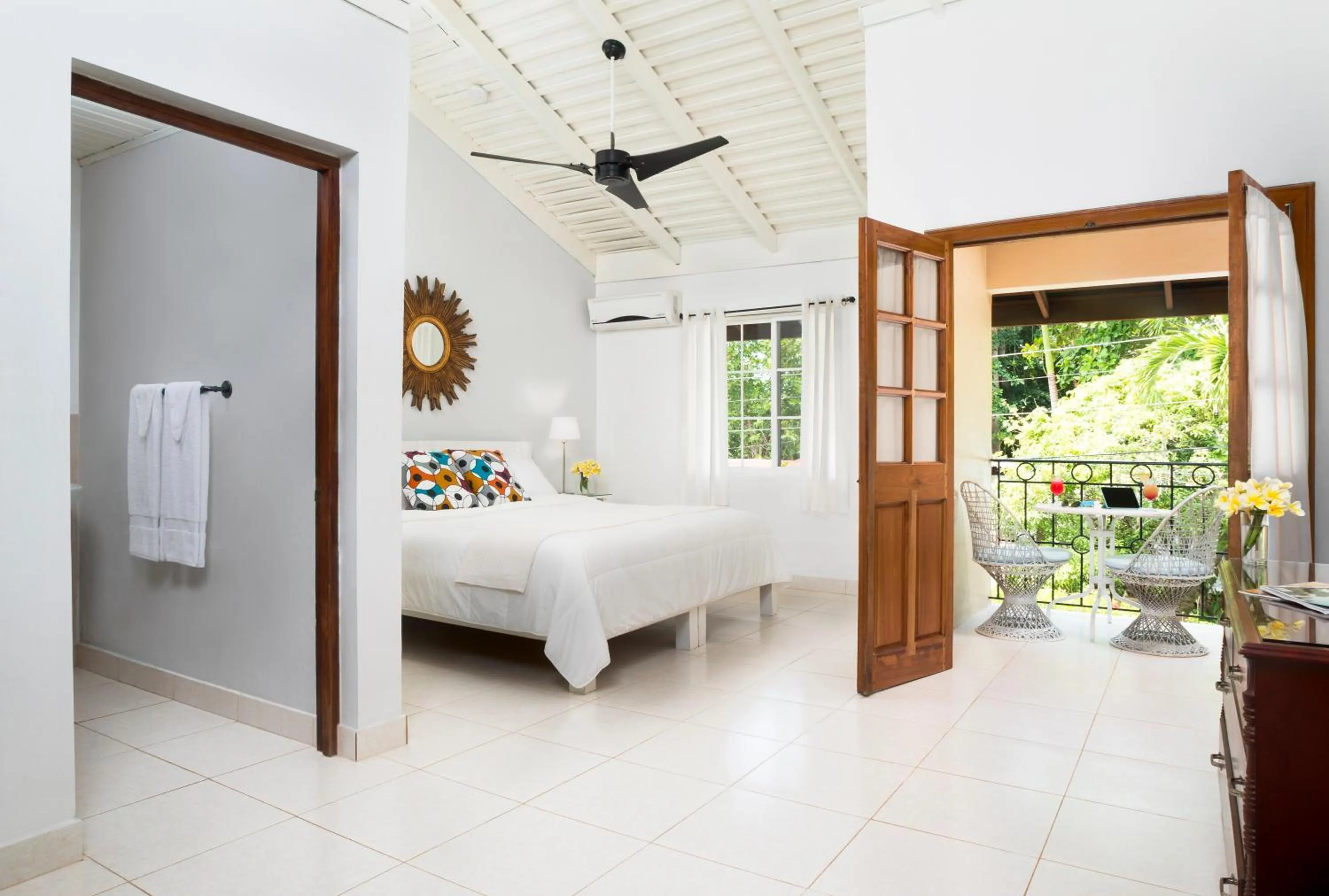 Photo of the whole room, Bed in White Sands Negril