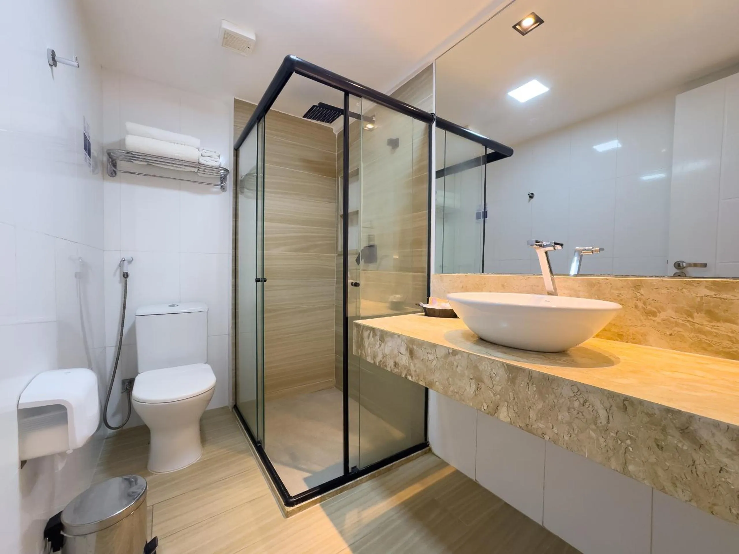 Shower in Laguna Praia Hotel